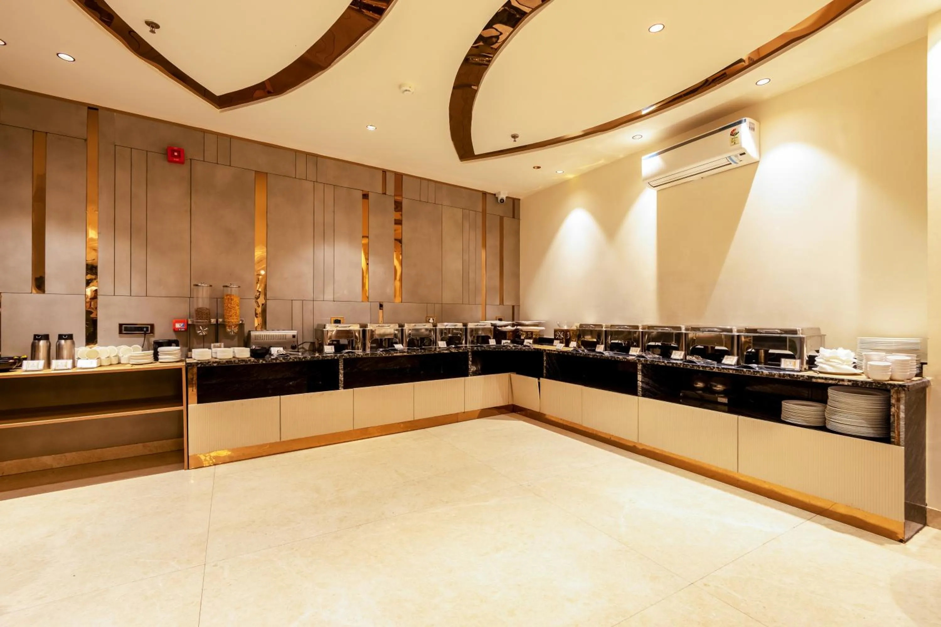 Food and drinks in Dahabi Venue Premium- Free Airport Pick up or Drop