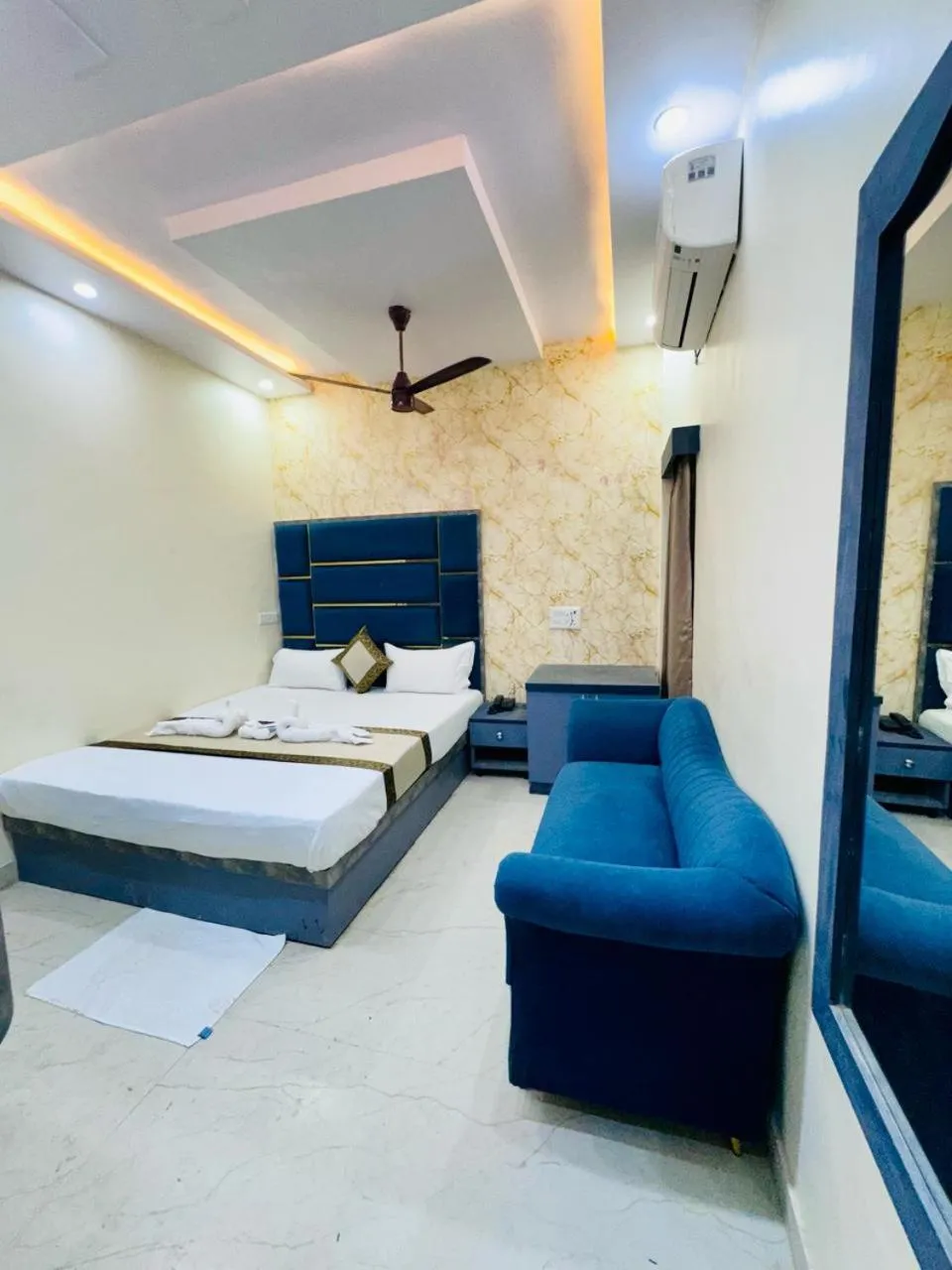Bedroom, Bed in KashVi Hotels