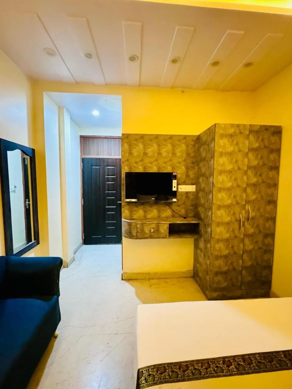 Bedroom, Bed in KashVi Hotels