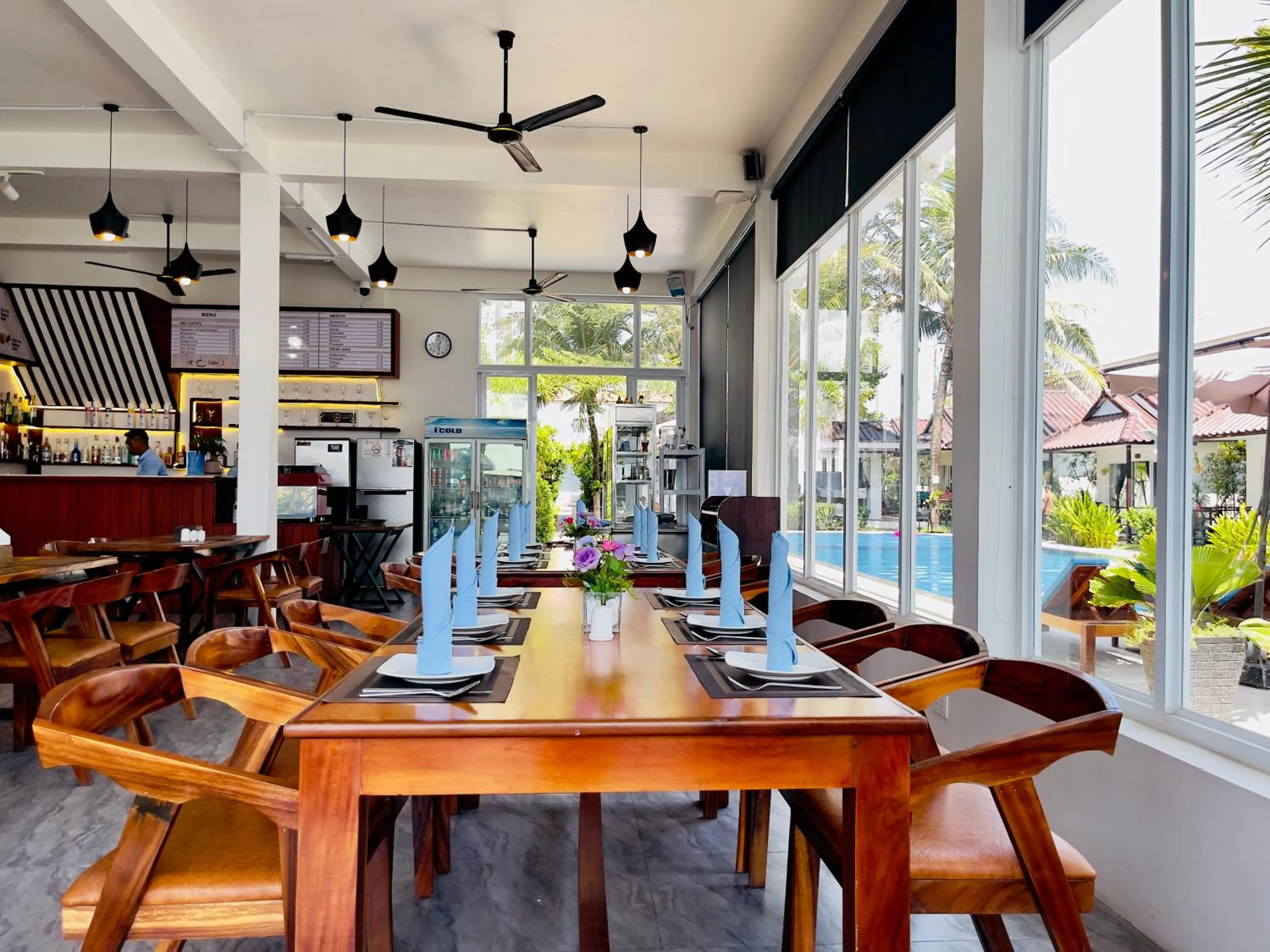 Restaurant/places to eat in Sea Breeze Resort