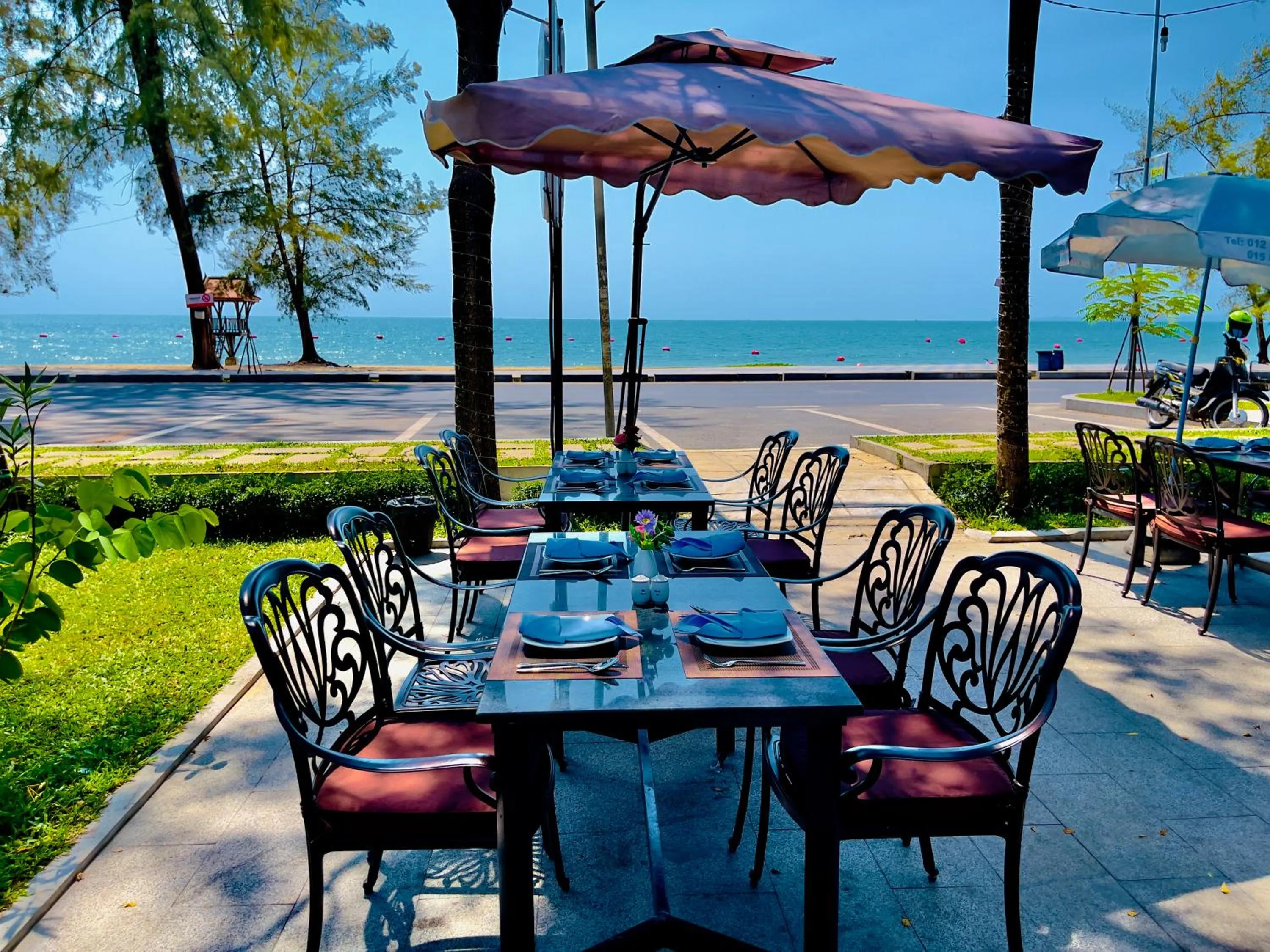 Restaurant/places to eat in Sea Breeze Resort