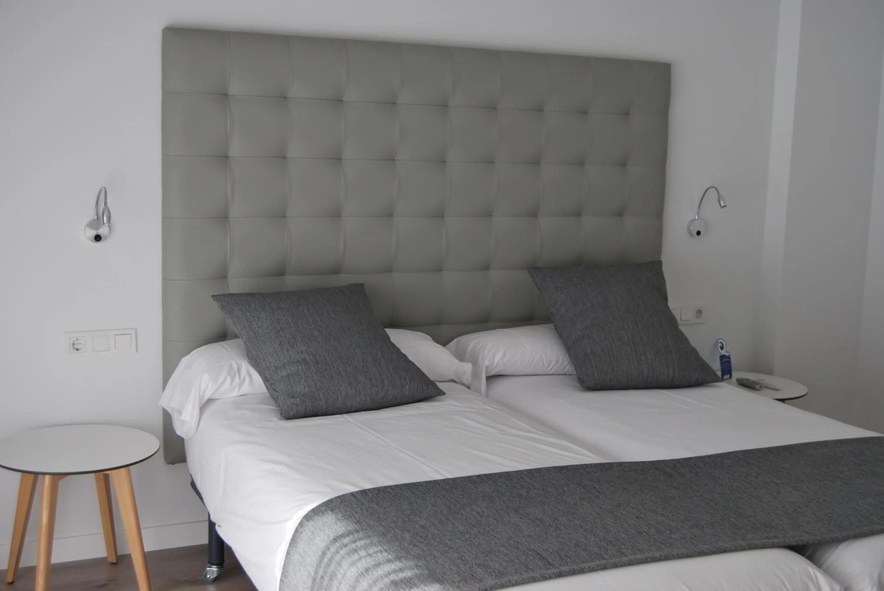 Photo of the whole room, Bed in Estudiotel Alicante