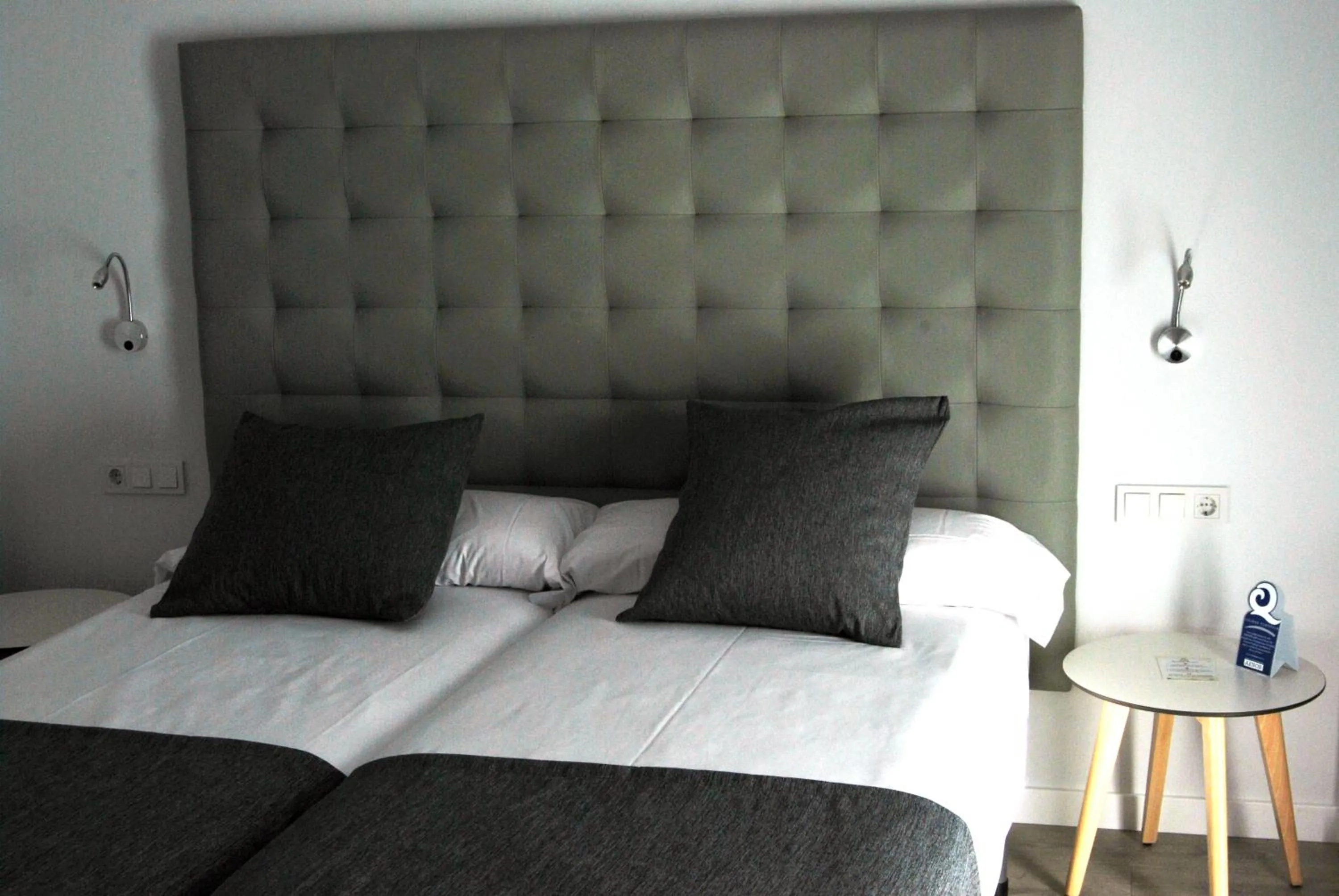 Photo of the whole room, Bed in Estudiotel Alicante