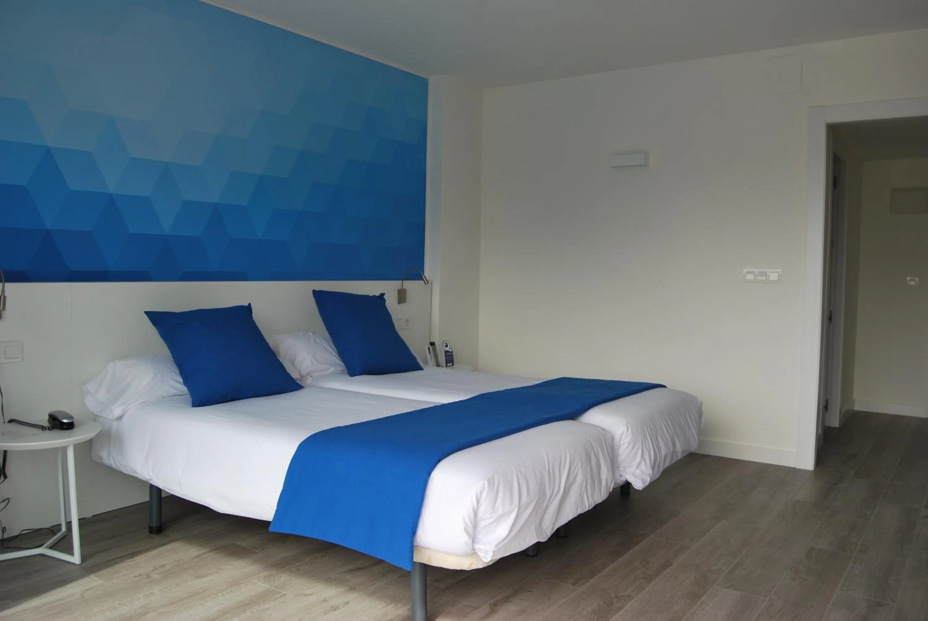 Photo of the whole room, Bed in Estudiotel Alicante