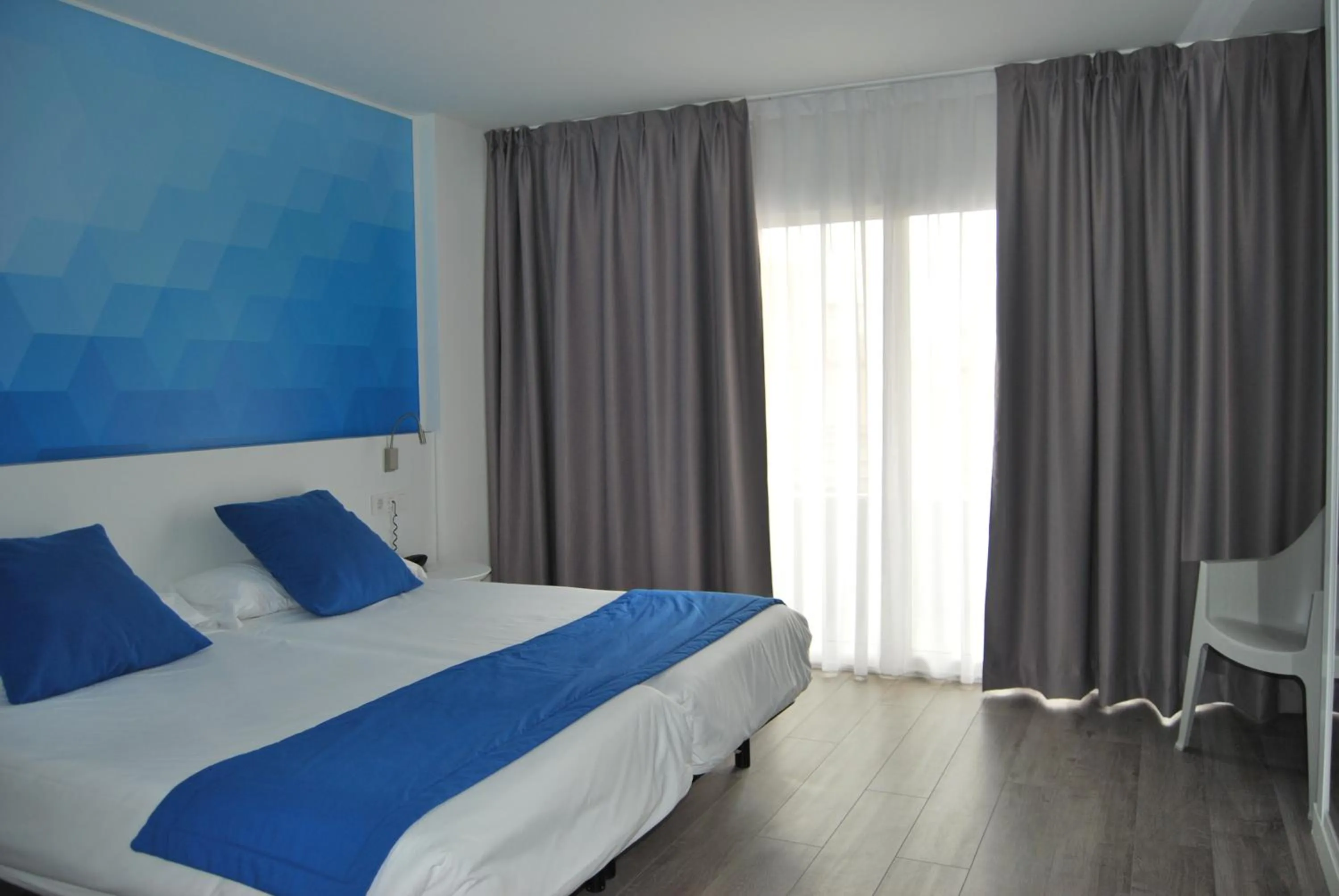 Photo of the whole room, Bed in Estudiotel Alicante