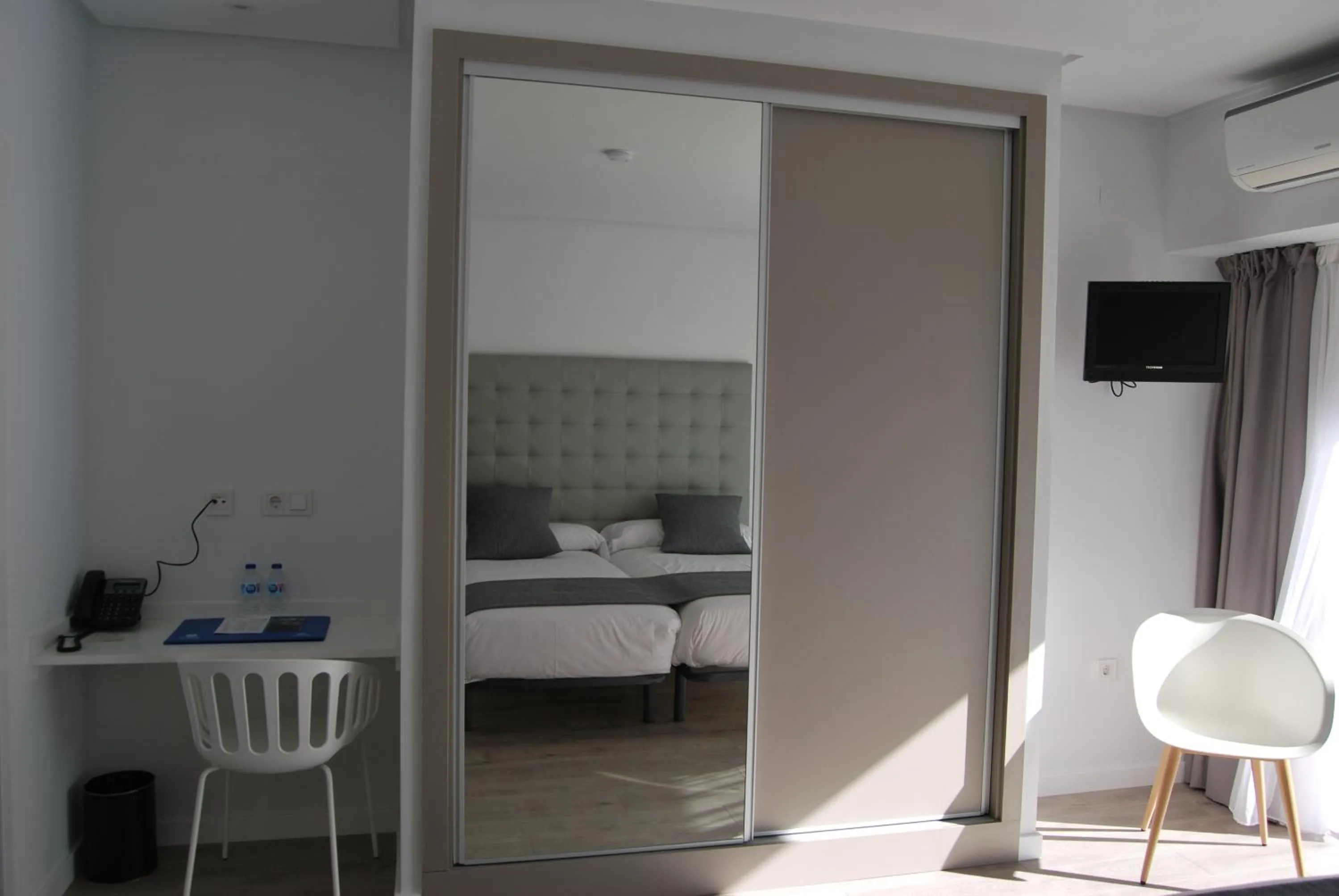 Shower, Bed in Estudiotel Alicante