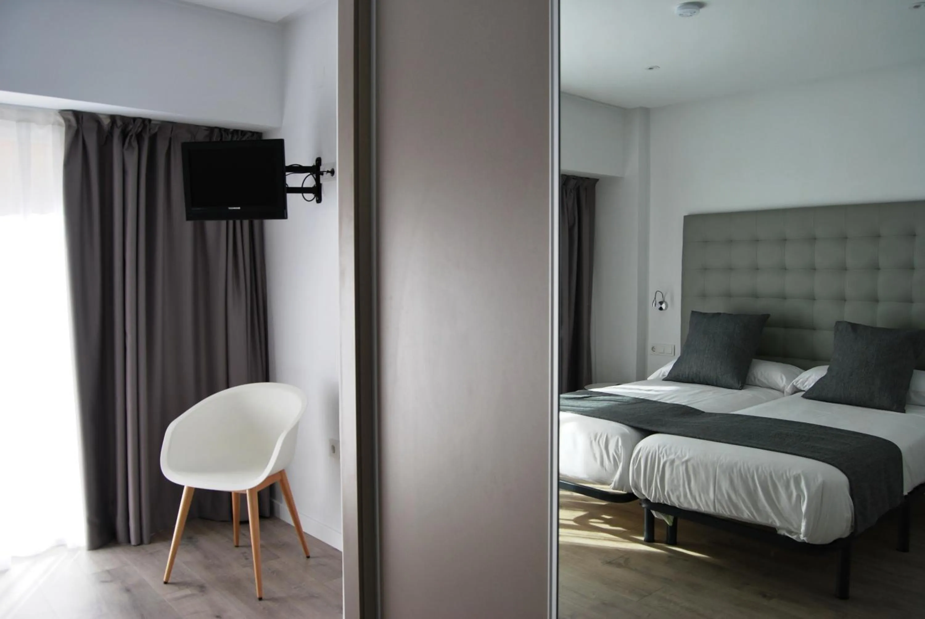 Decorative detail, Bed in Estudiotel Alicante