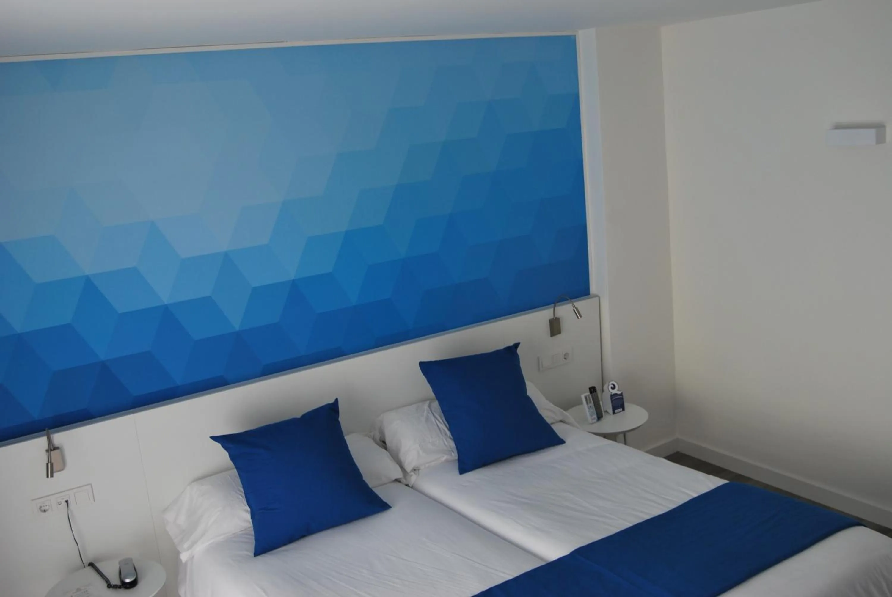 Photo of the whole room, Bed in Estudiotel Alicante