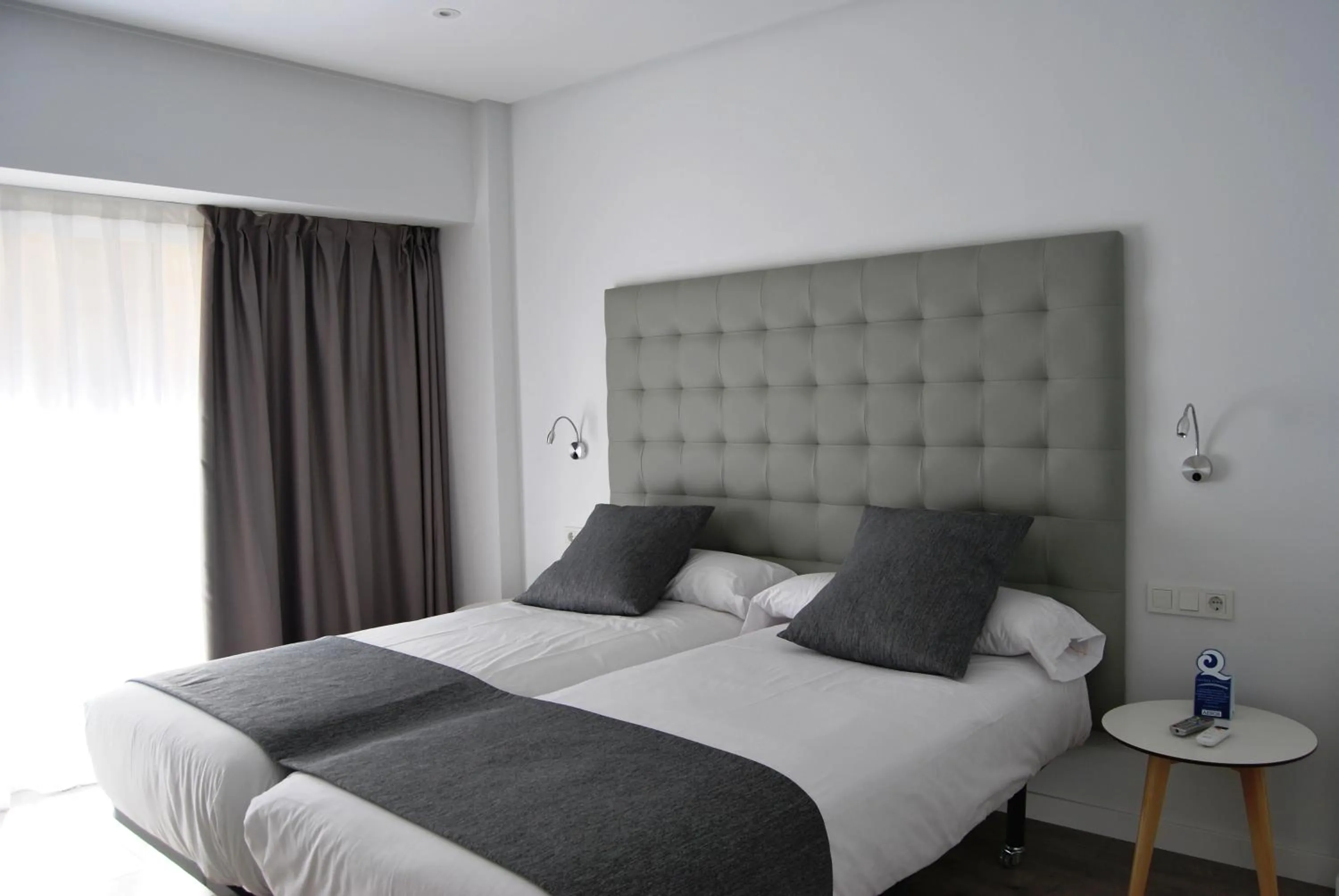 Photo of the whole room, Bed in Estudiotel Alicante