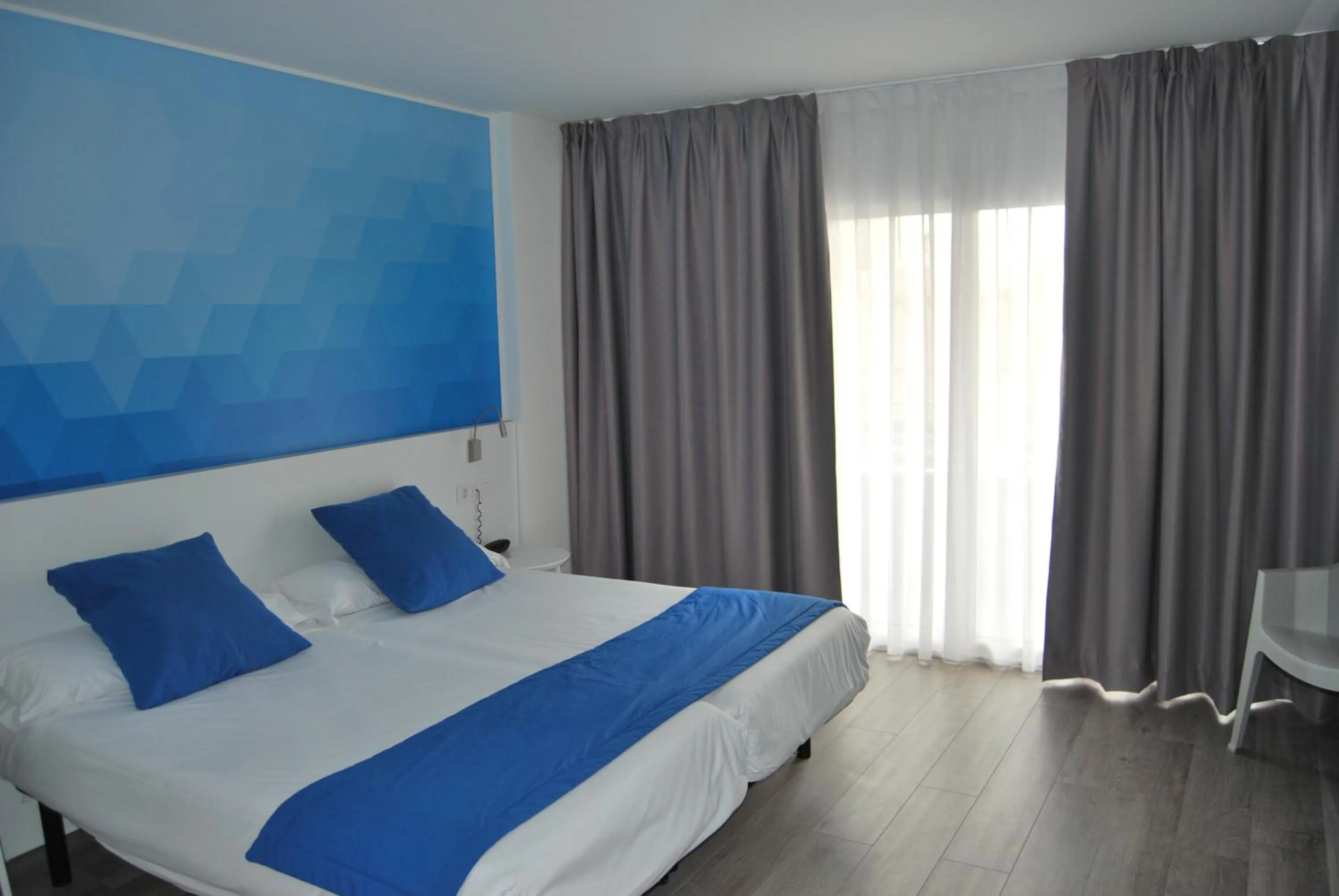 Photo of the whole room, Bed in Estudiotel Alicante