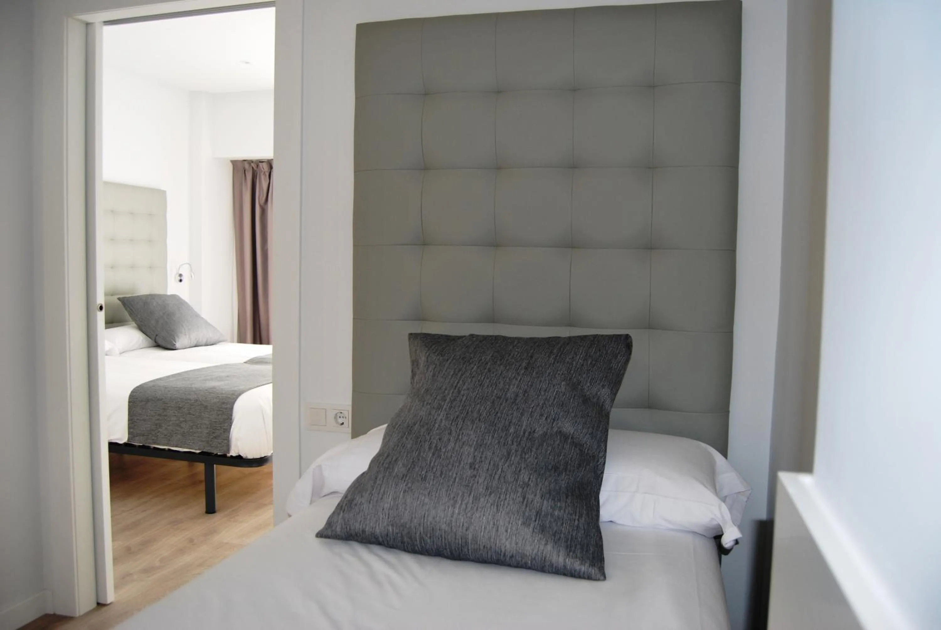 Photo of the whole room, Bed in Estudiotel Alicante