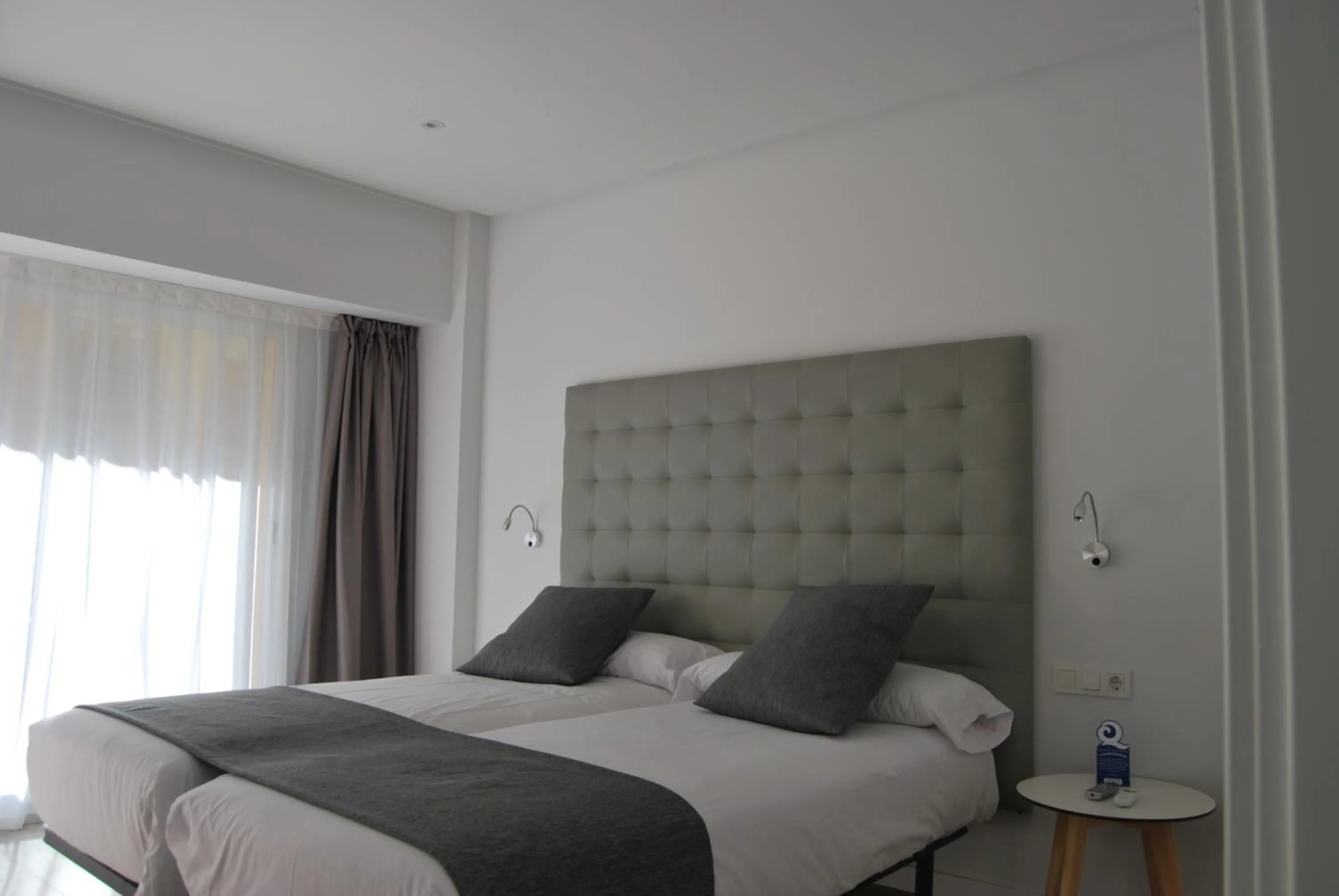Photo of the whole room, Bed in Estudiotel Alicante