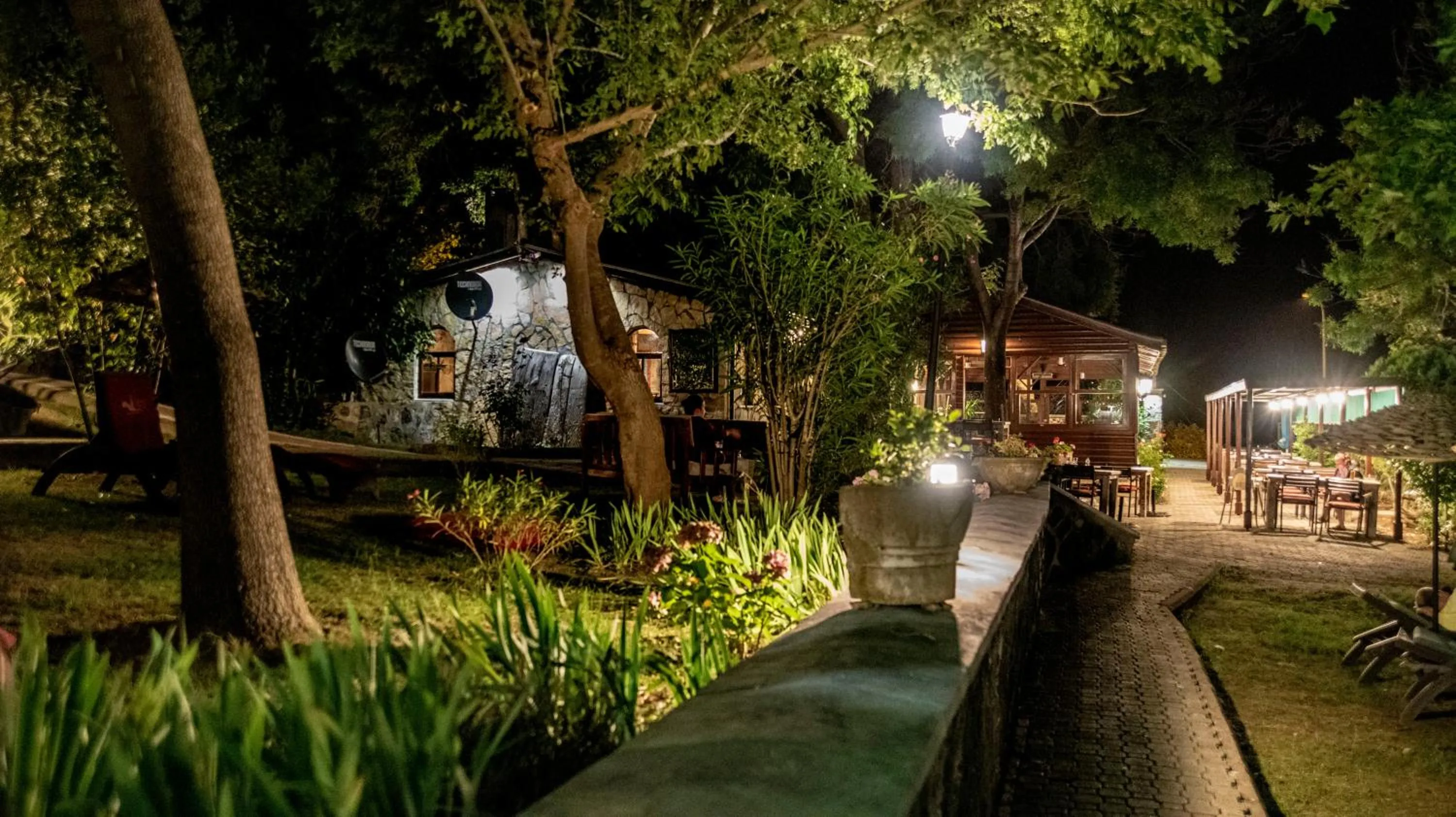 Restaurant/places to eat in Fener Motel