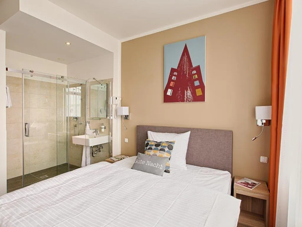 Bathroom, Bed in BO Hotel Hamburg