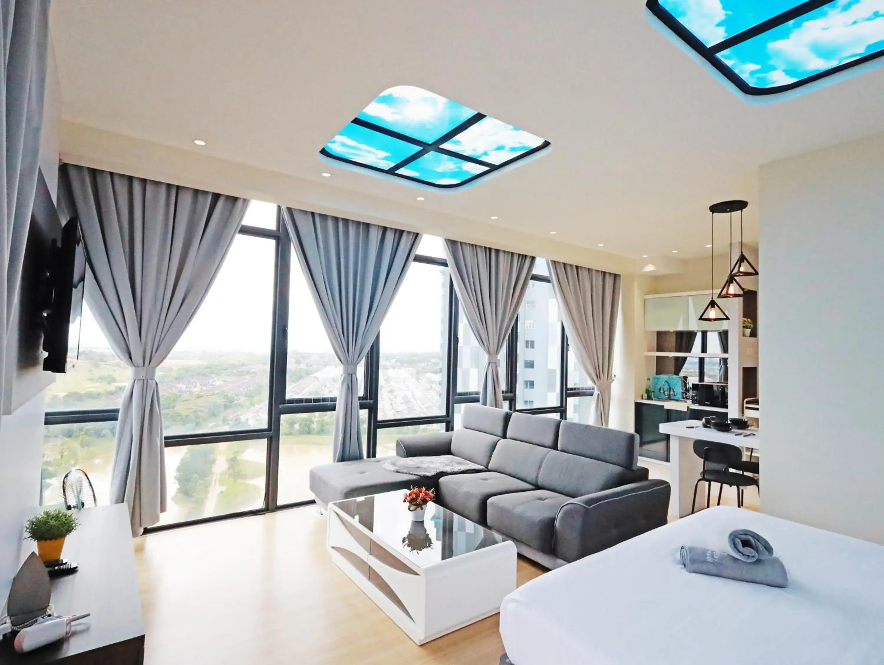 CUBE8TEEN#Austin Central #Walk to Little Paris CUBE8TEEN#Austin Central #Walk to Little Paris