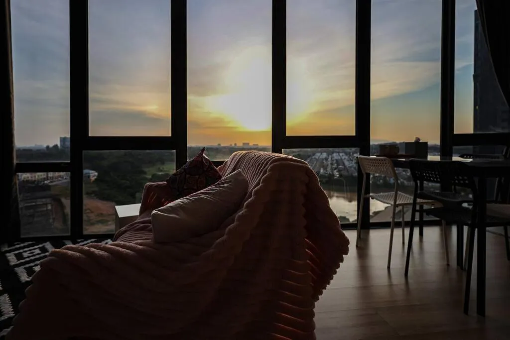 CUBE8TEEN#Austin Central #Walk to Little Paris