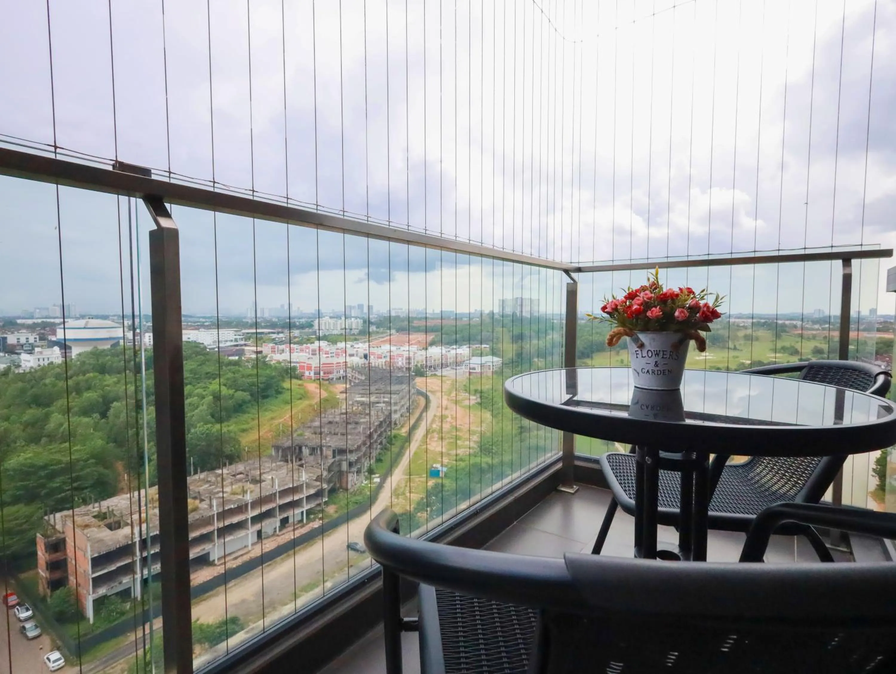 CUBE8TEEN#Austin Central #Walk to Little Paris