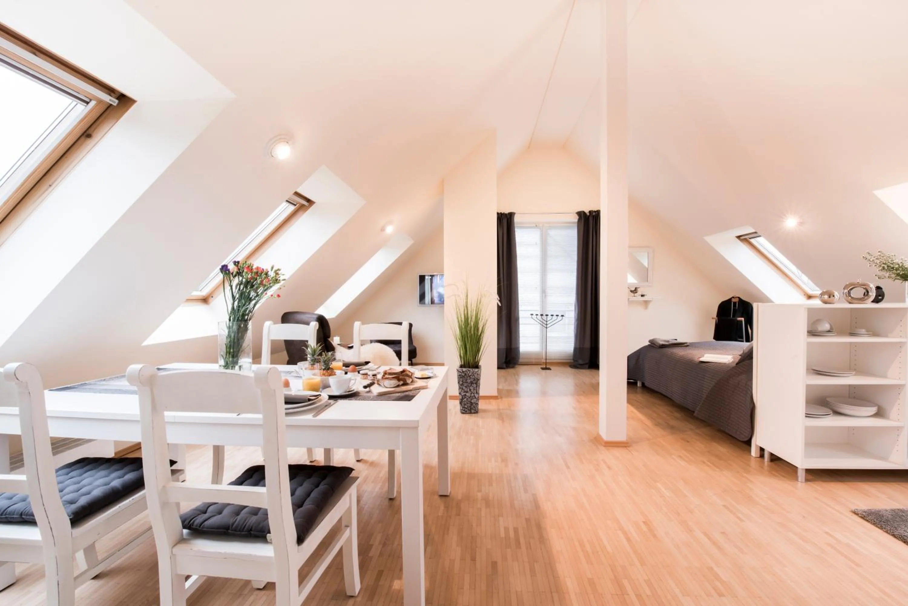 Photo of the whole room, Bed in Parkside Apartment House