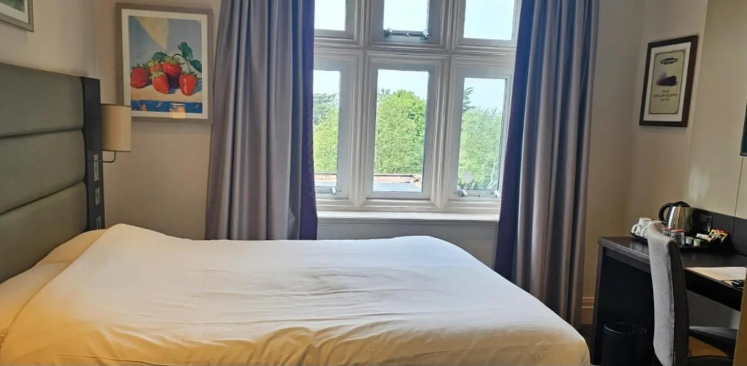 Bedroom, Bed in Sidcot Arms