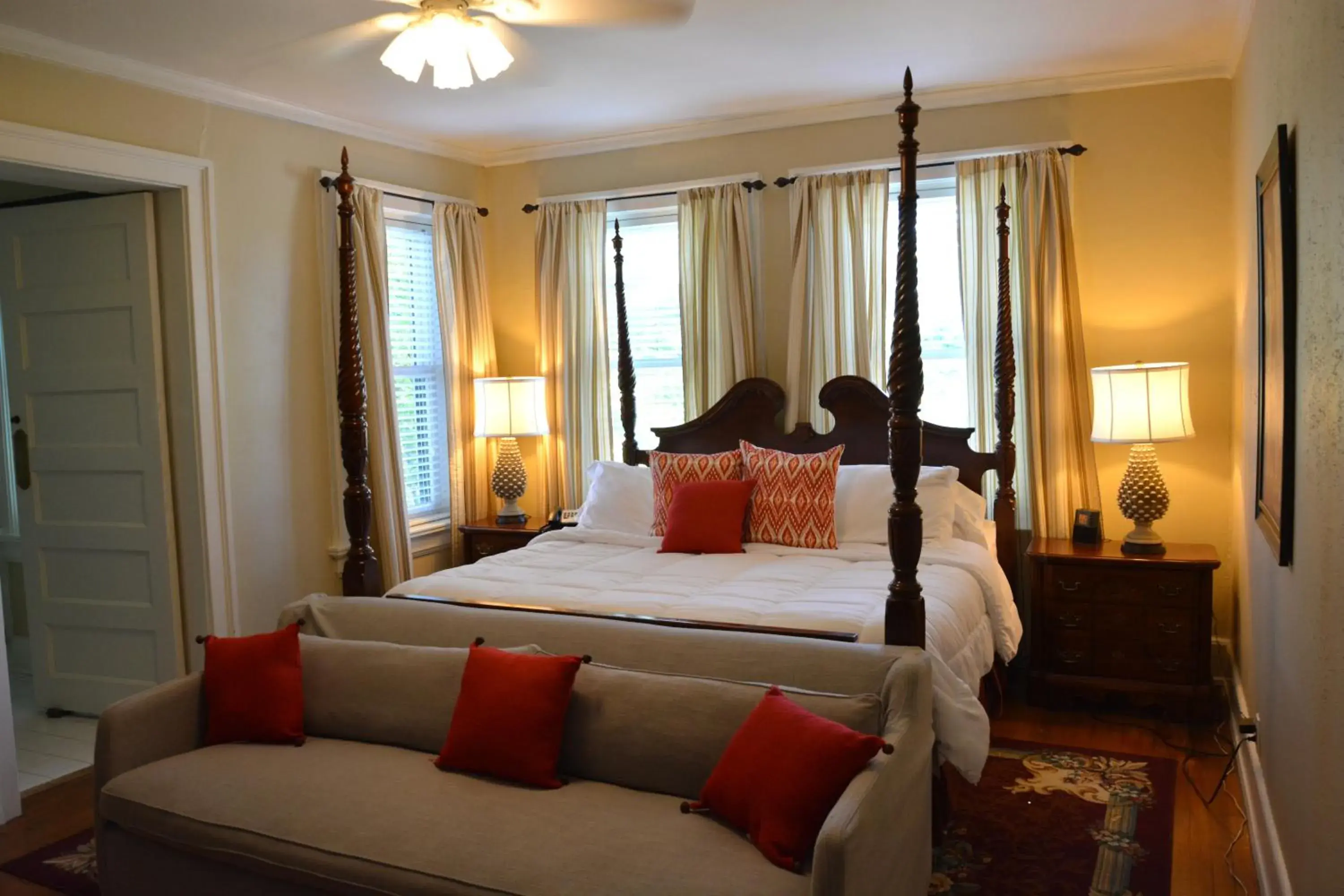 Deluxe King Room in Inn at 835 Boutique Hotel Deluxe King Room in Inn at 835 Boutique Hotel