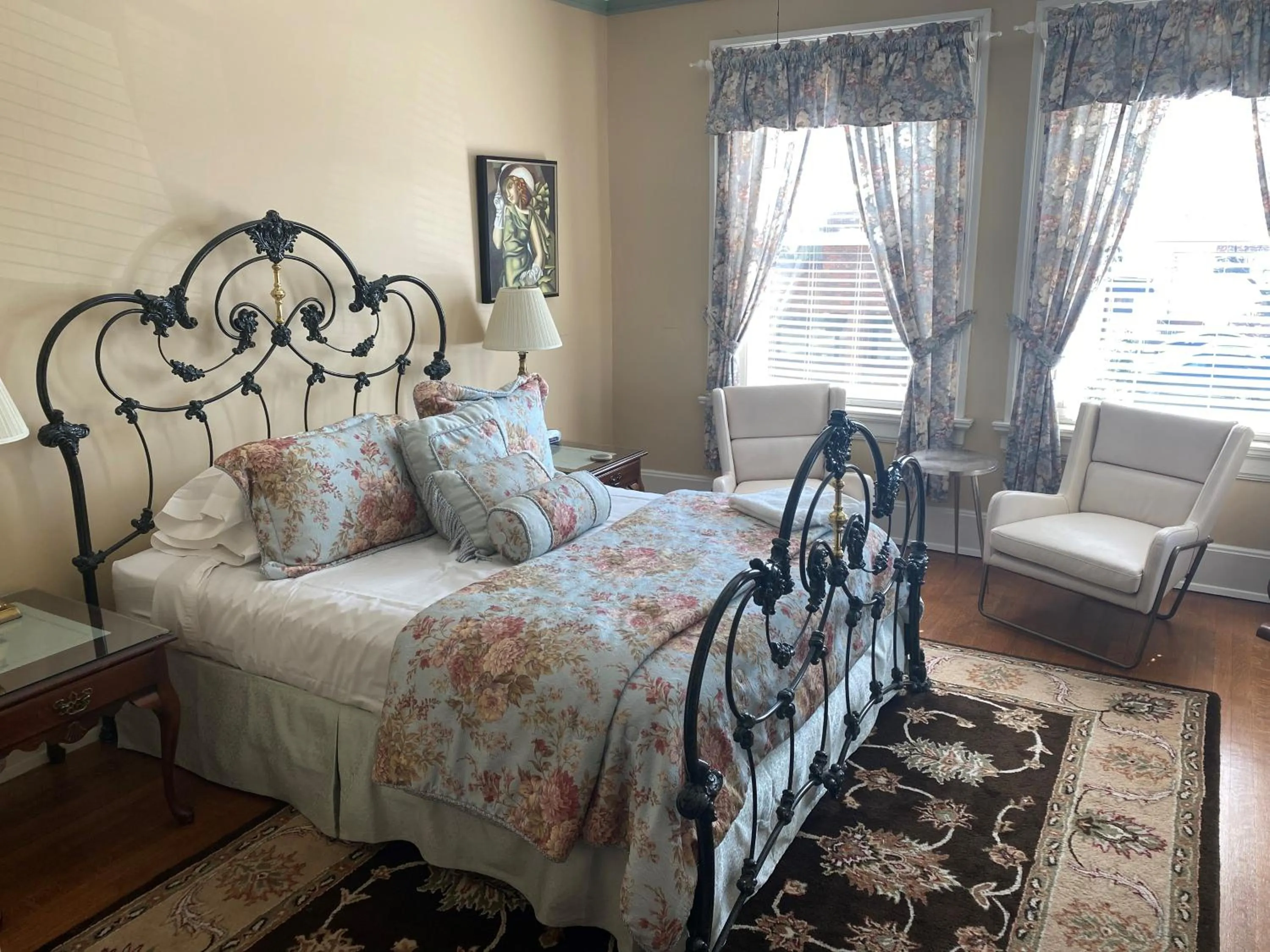 Bed in Inn at 835 Boutique Hotel