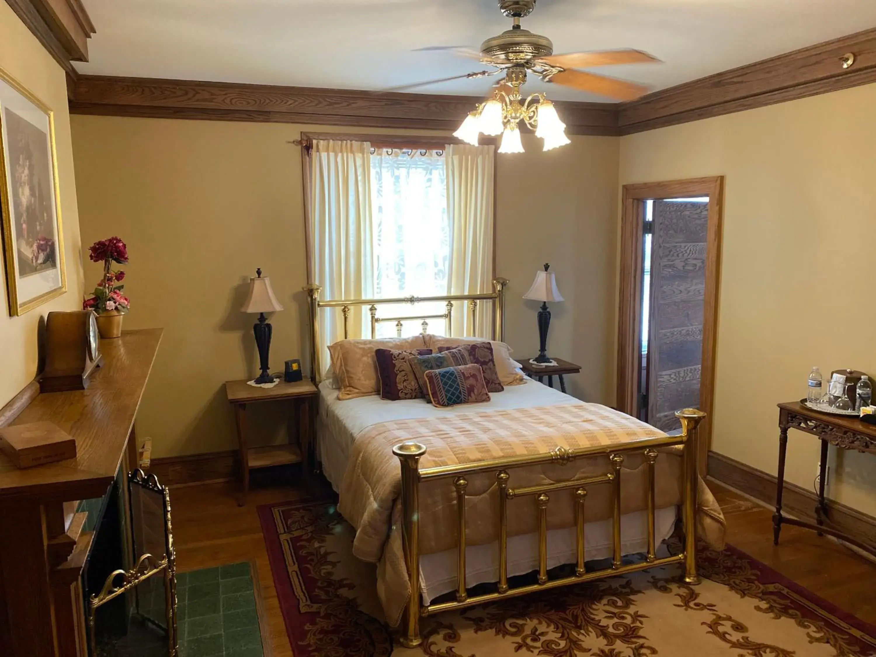 Superior Queen Room in Inn at 835 Boutique Hotel Superior Queen Room in Inn at 835 Boutique Hotel