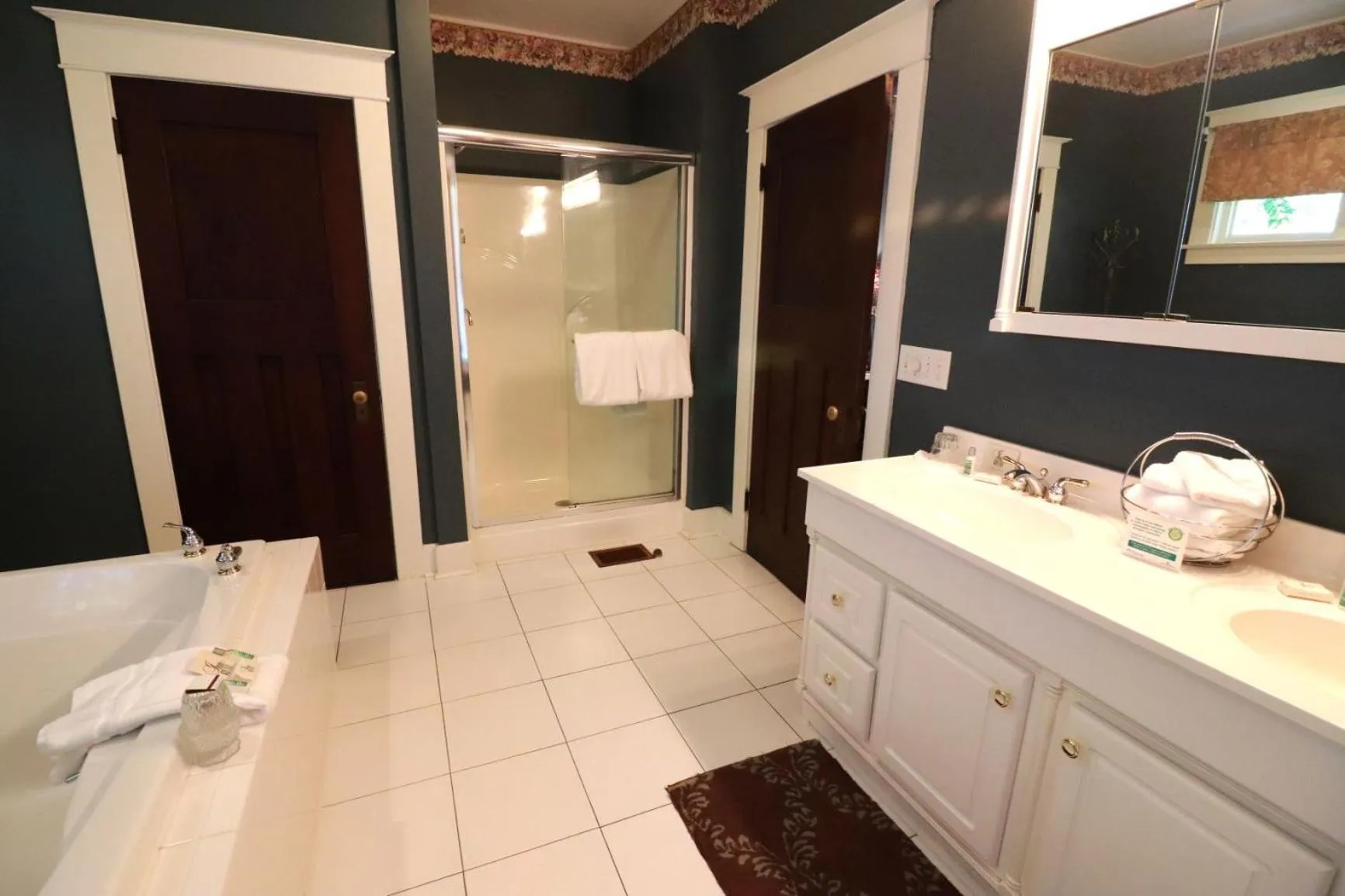 Shower in Inn at 835 Boutique Hotel