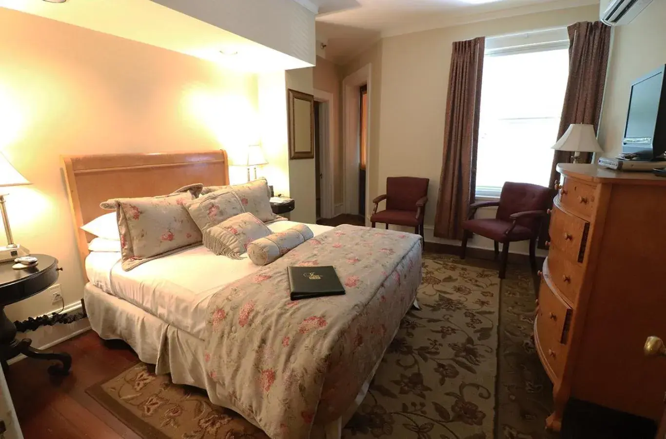 Queen Room with Balcony in Inn at 835 Boutique Hotel Queen Room with Balcony in Inn at 835 Boutique Hotel