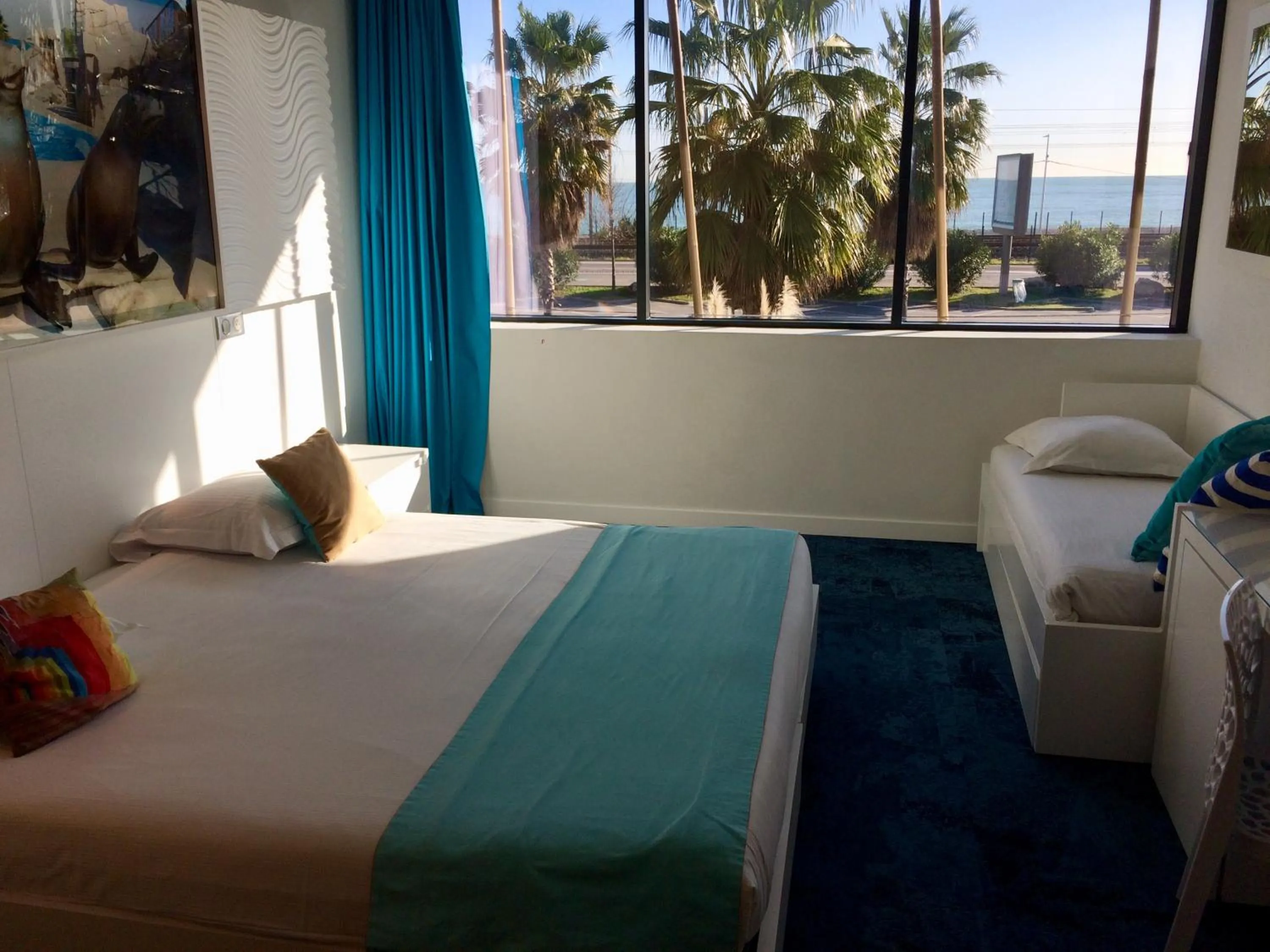 Photo of the whole room, Bed in SoBlue Hôtel