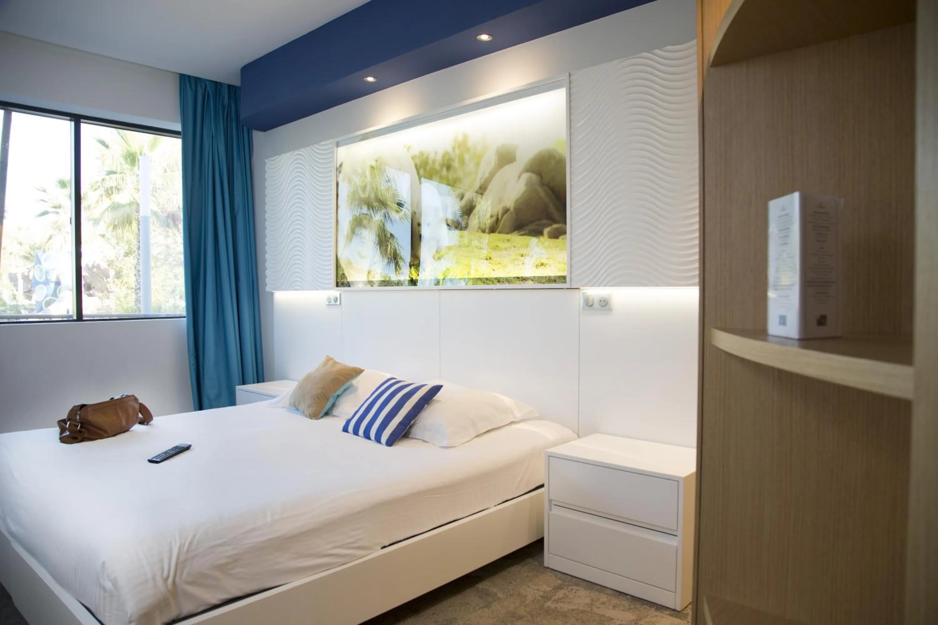 Photo of the whole room, Bed in SoBlue Hôtel