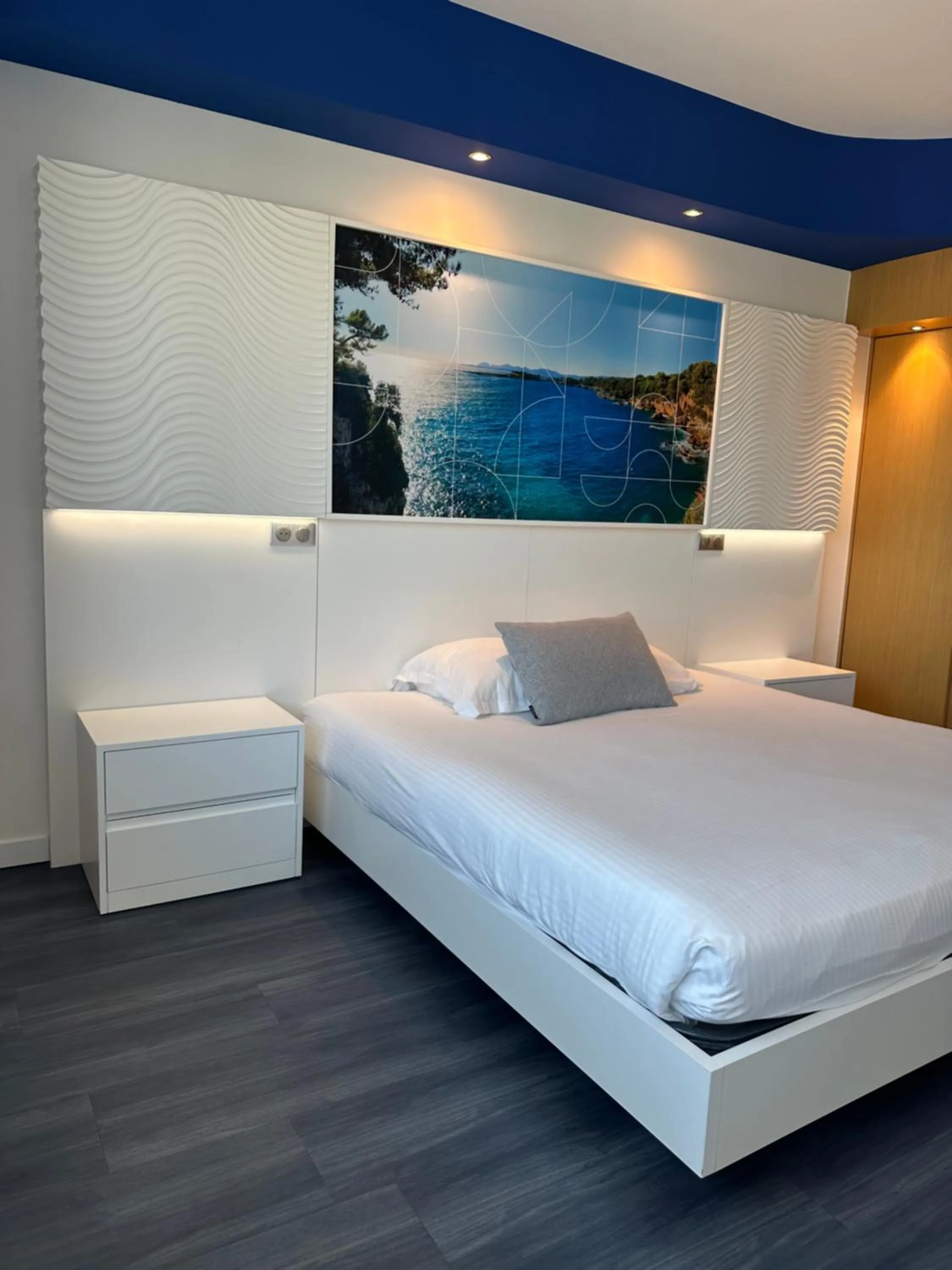 Photo of the whole room, Bed in SoBlue Hôtel