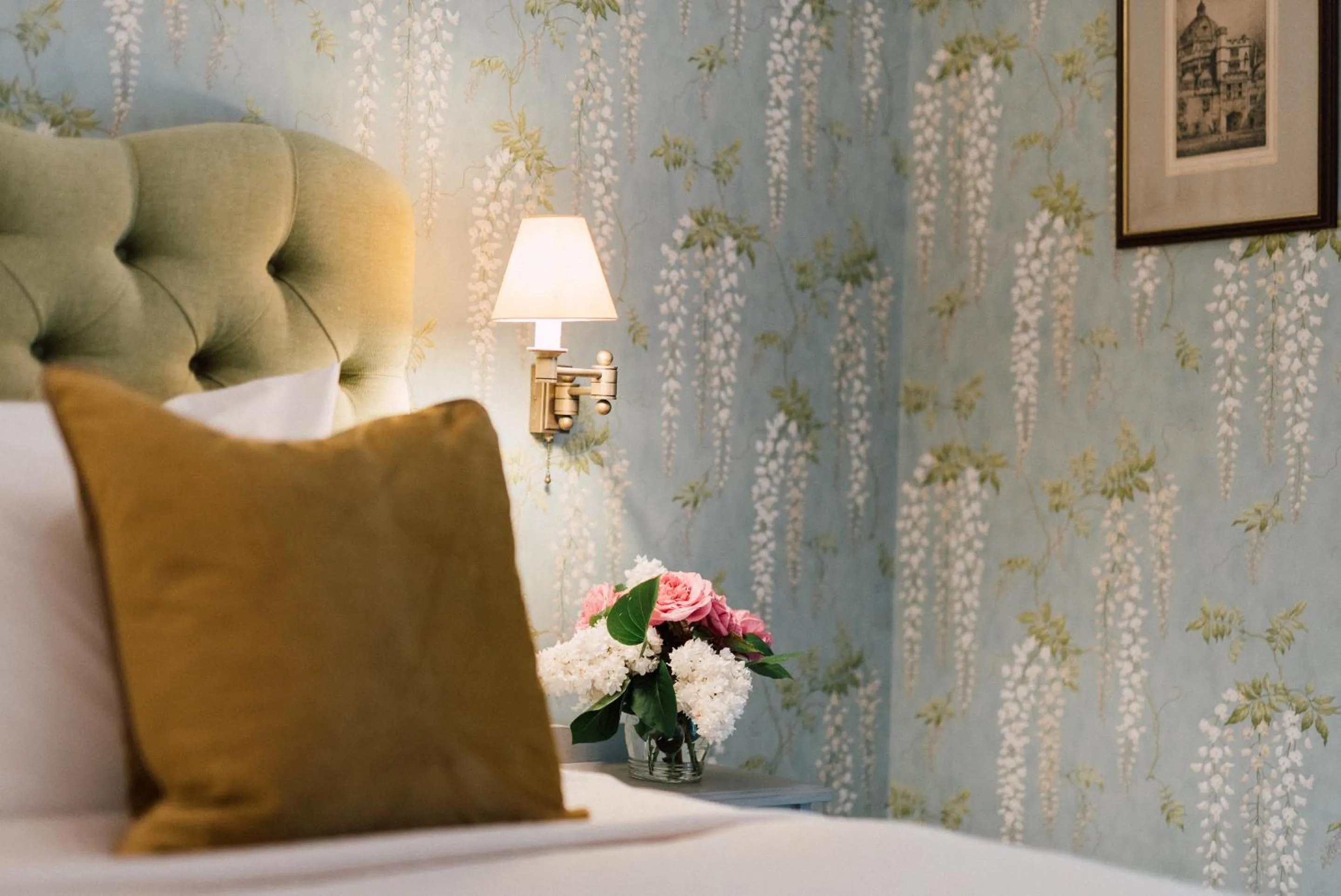 Bedroom, Bed in The Milbank Arms