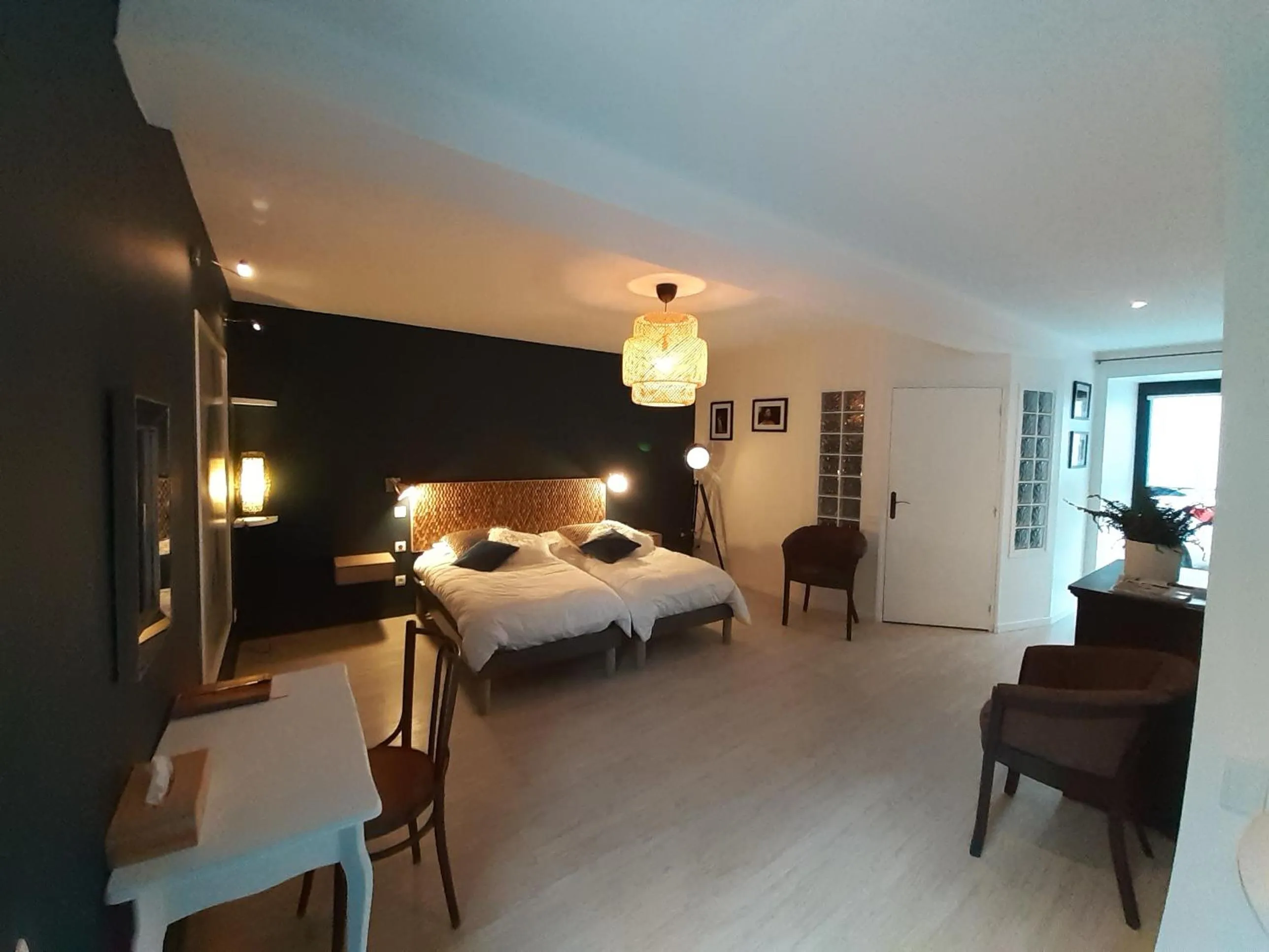 Photo of the whole room, Bed in Retour aux Sources