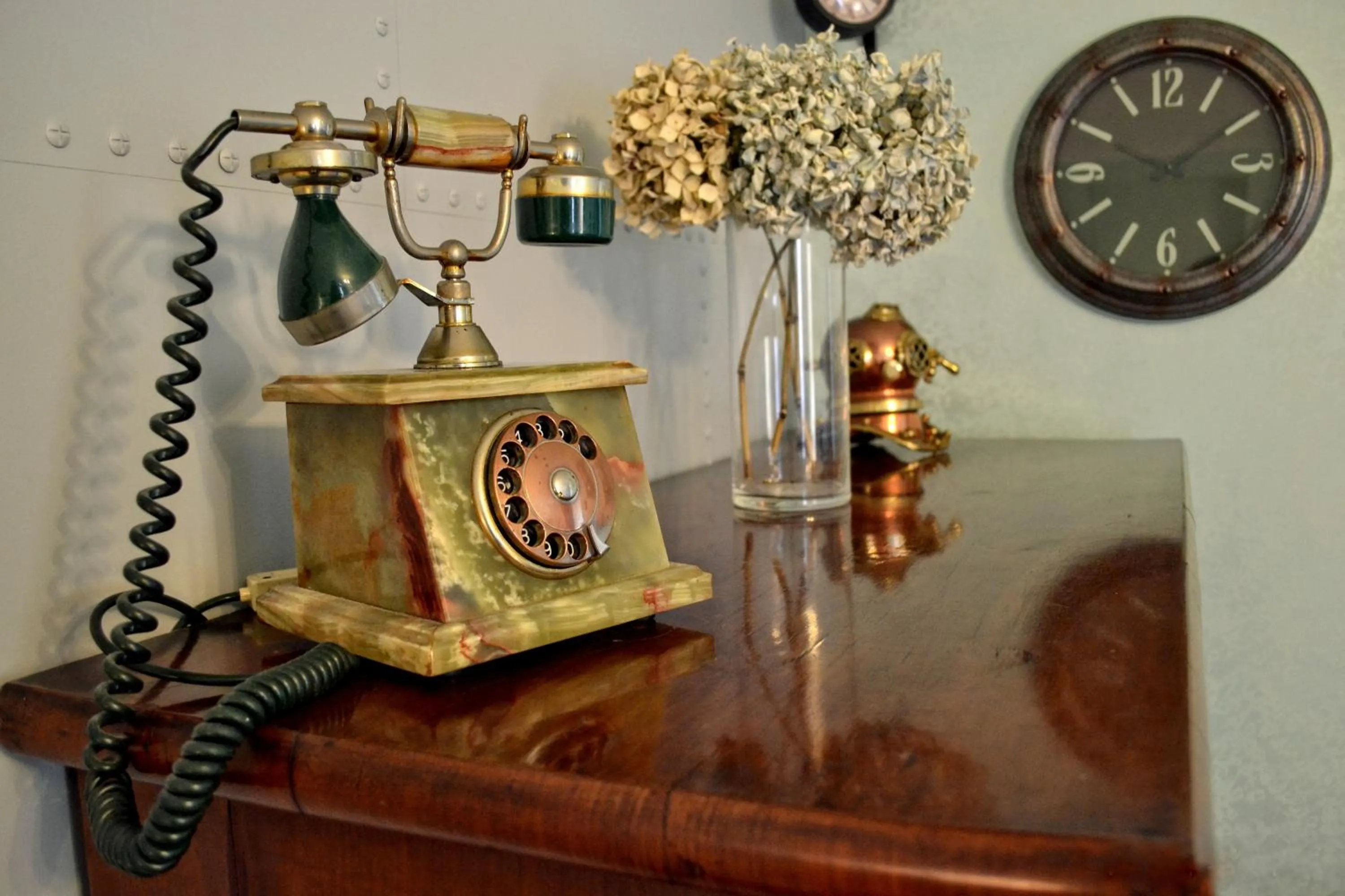 Decorative detail in Retour aux Sources