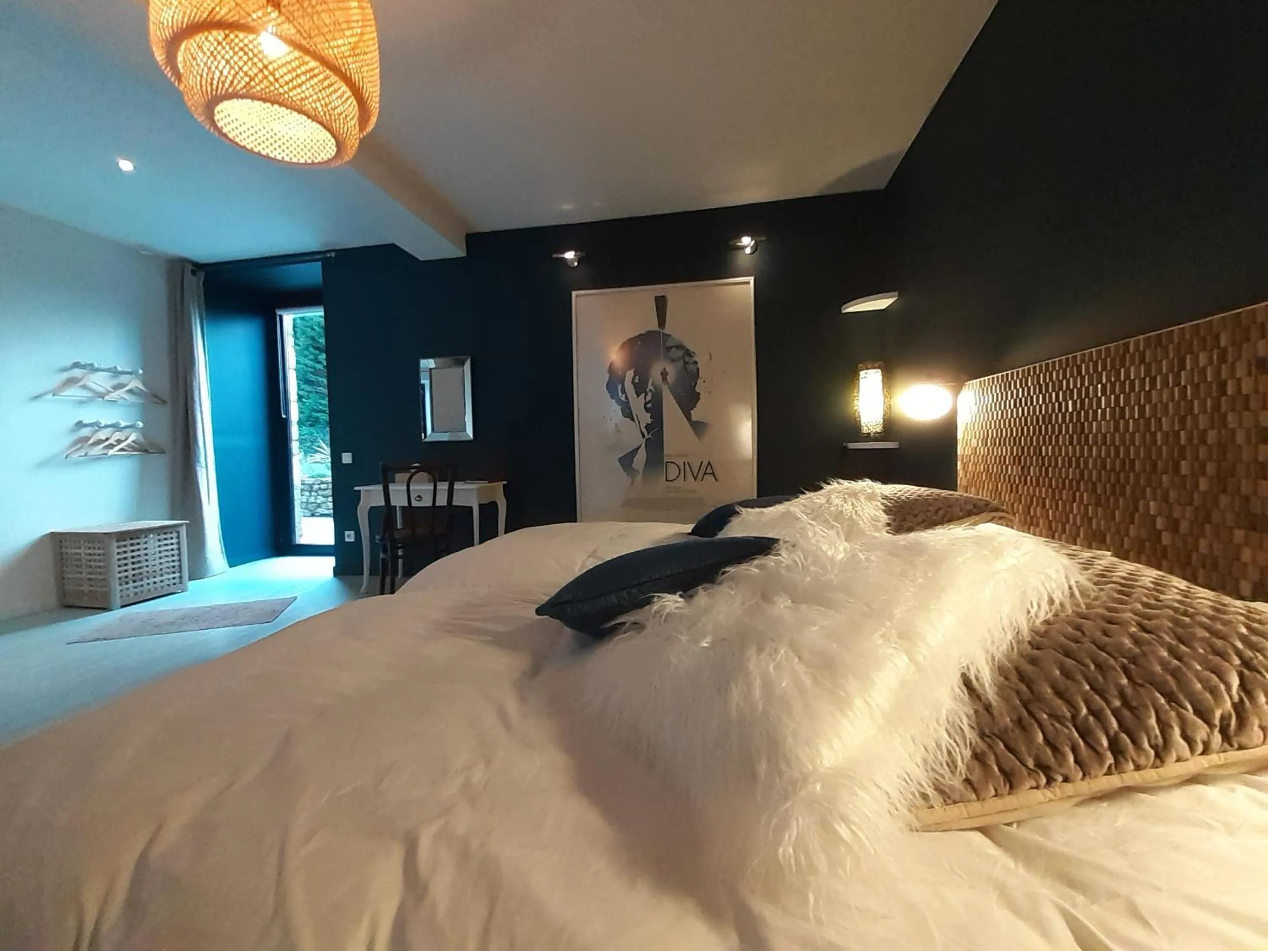 Photo of the whole room, Bed in Retour aux Sources