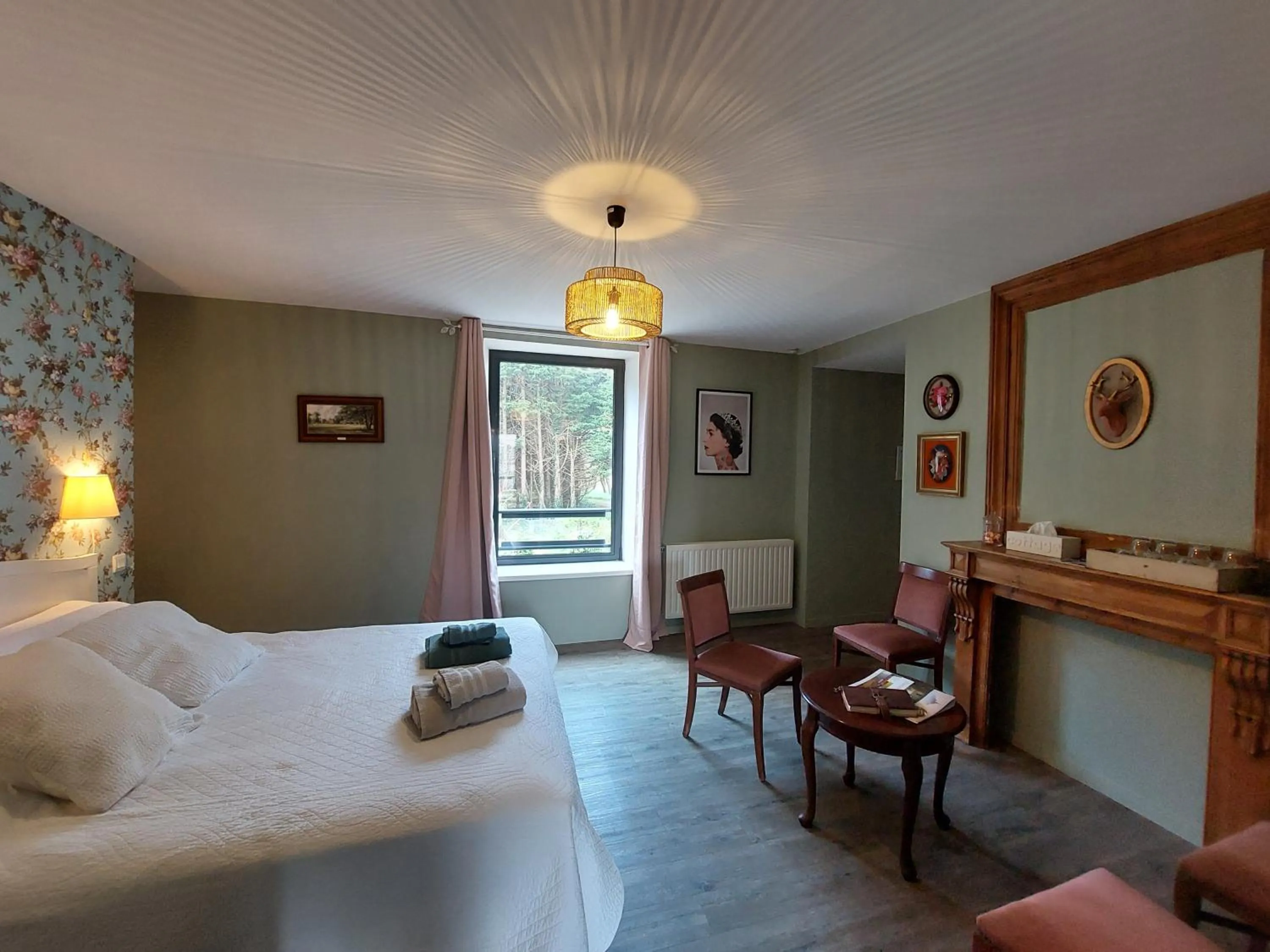 Seating area, Bed in Retour aux Sources