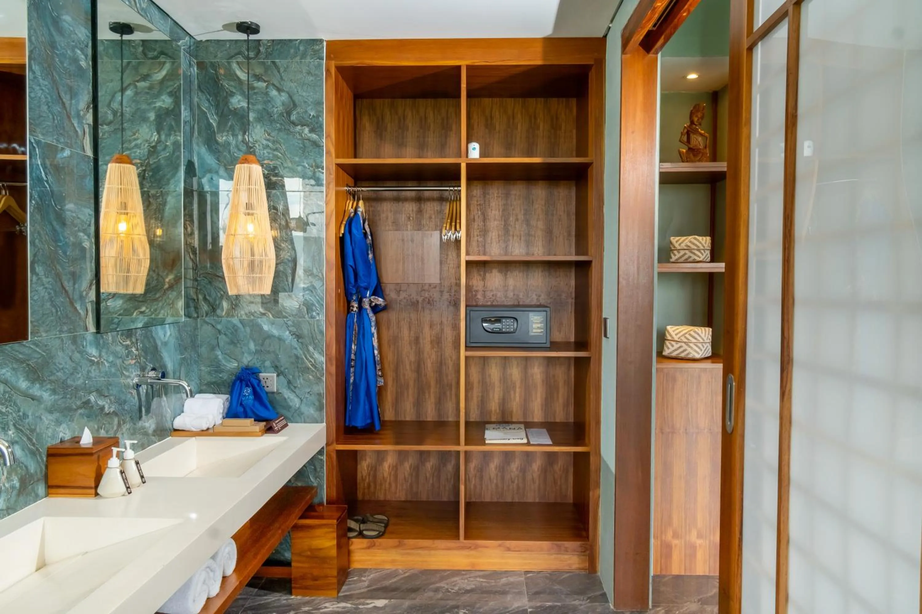 Bathroom in Emana Akatara