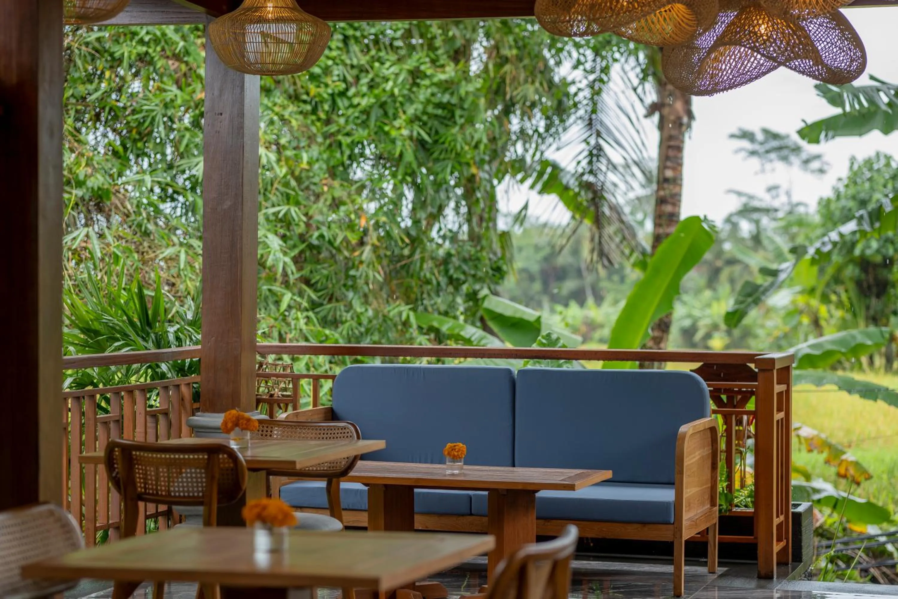 Restaurant/places to eat in Emana Akatara