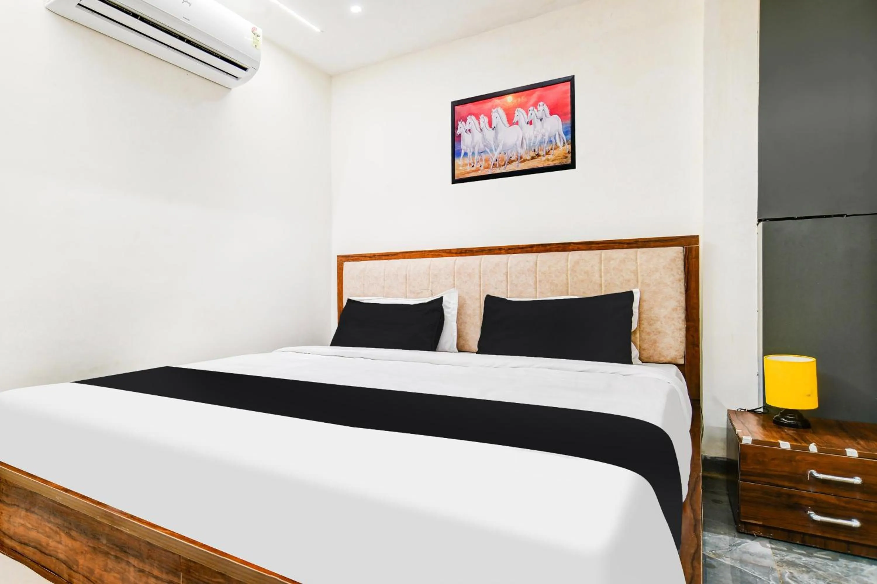 Bedroom, Bed in HOTEL O HRK INN