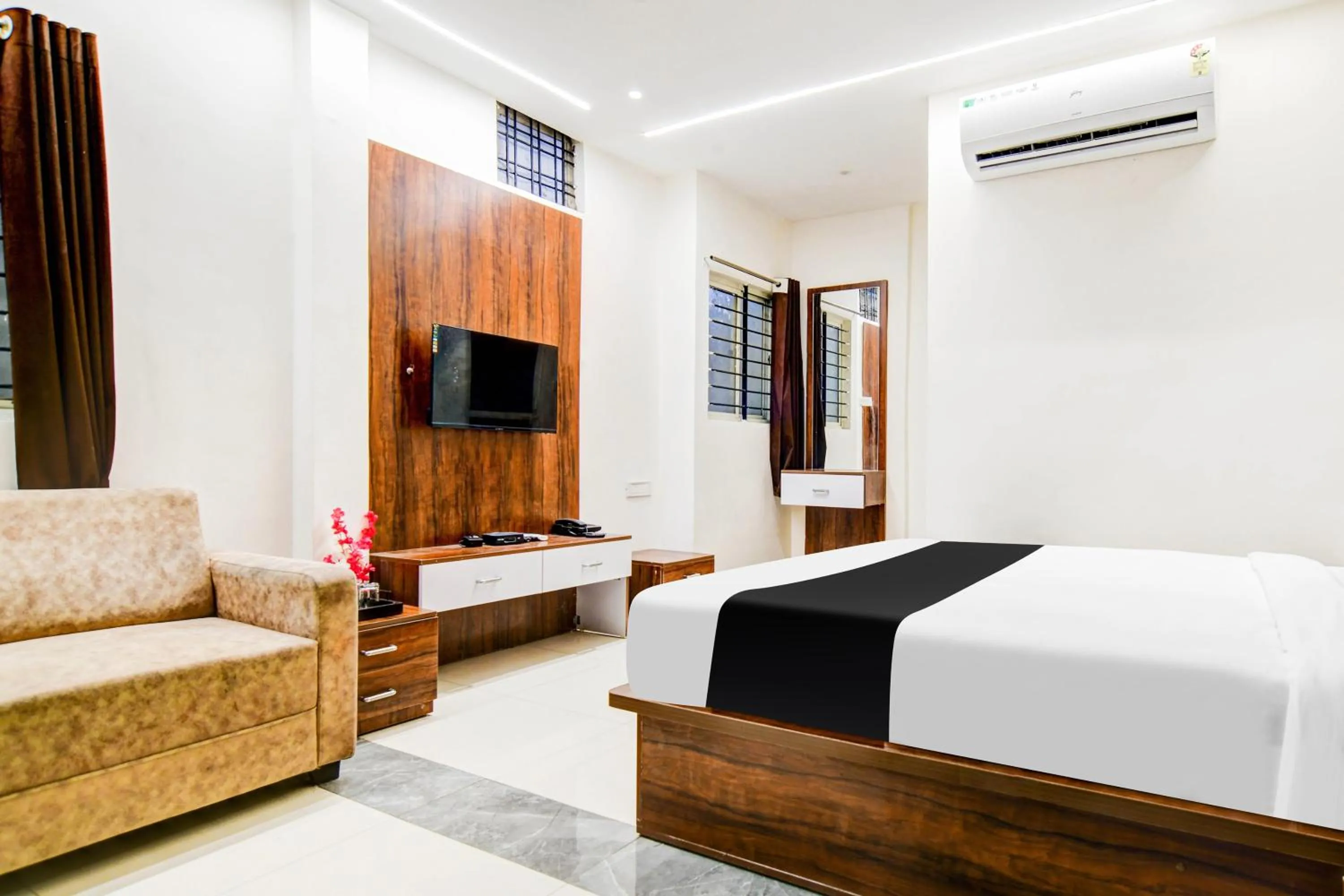 Bedroom, Bed in HOTEL O HRK INN