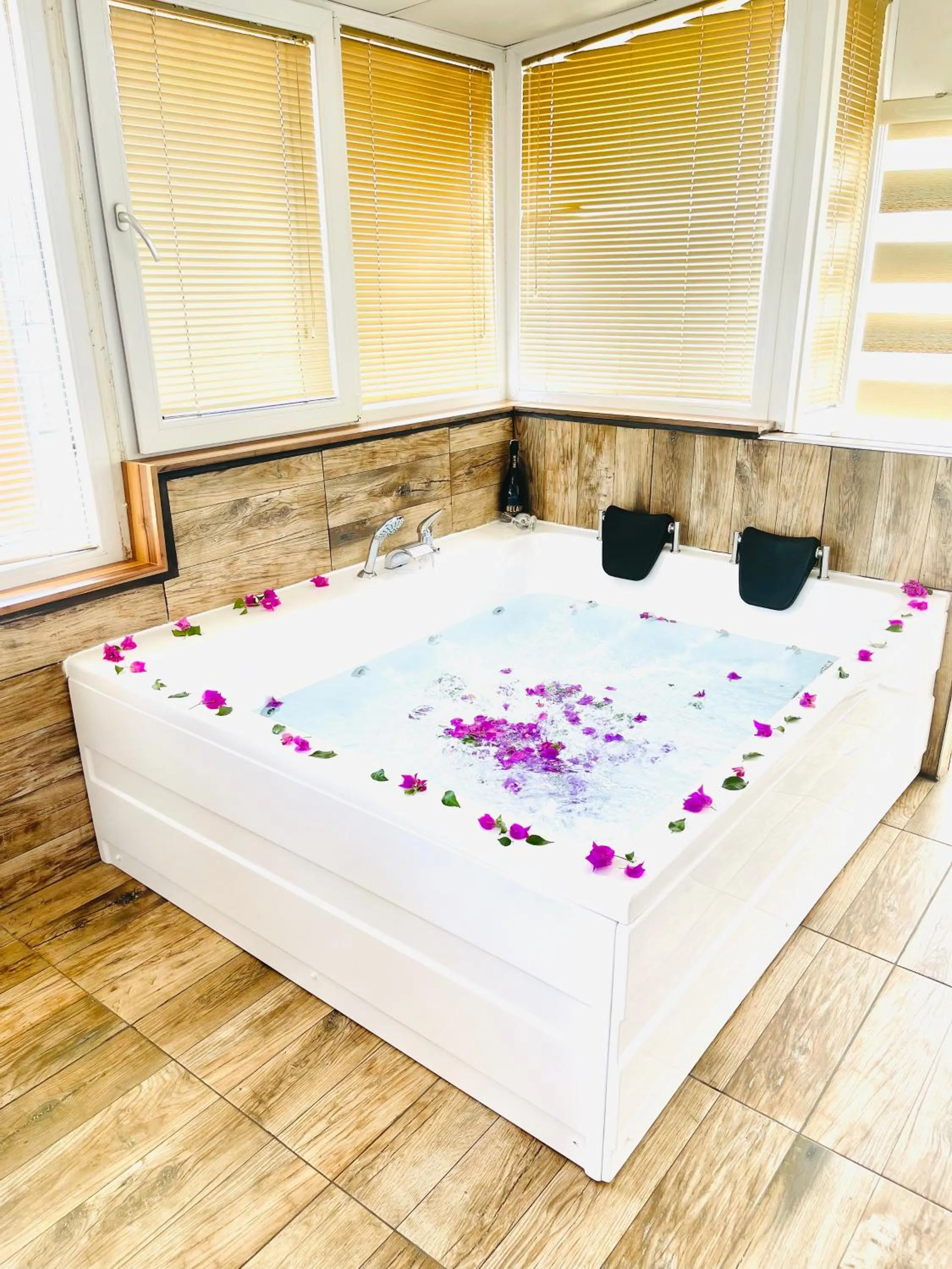 Bathroom, Bed in Ale Park Hotel Apartments