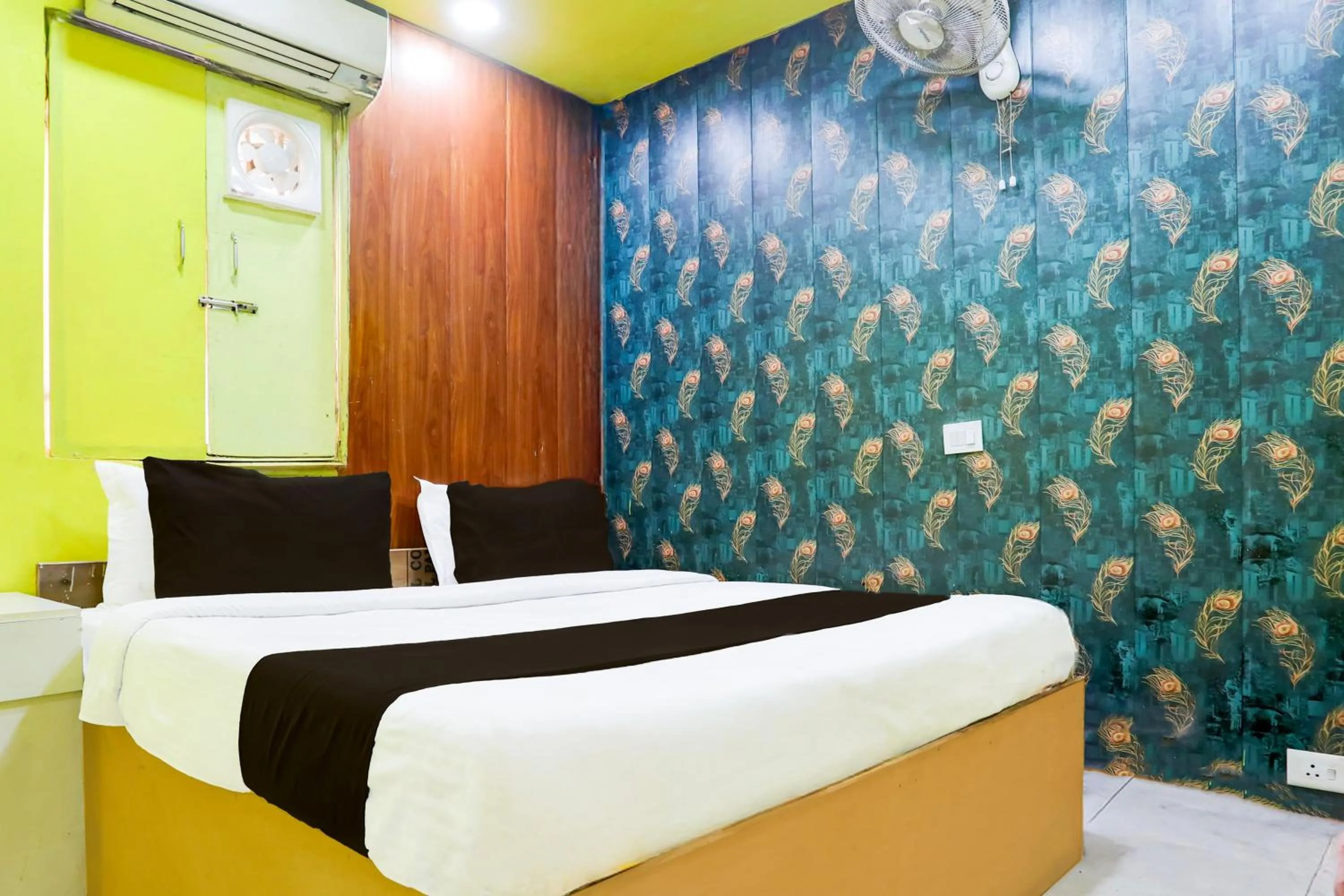 Facade/entrance, Bed in Hotel O A K Residency