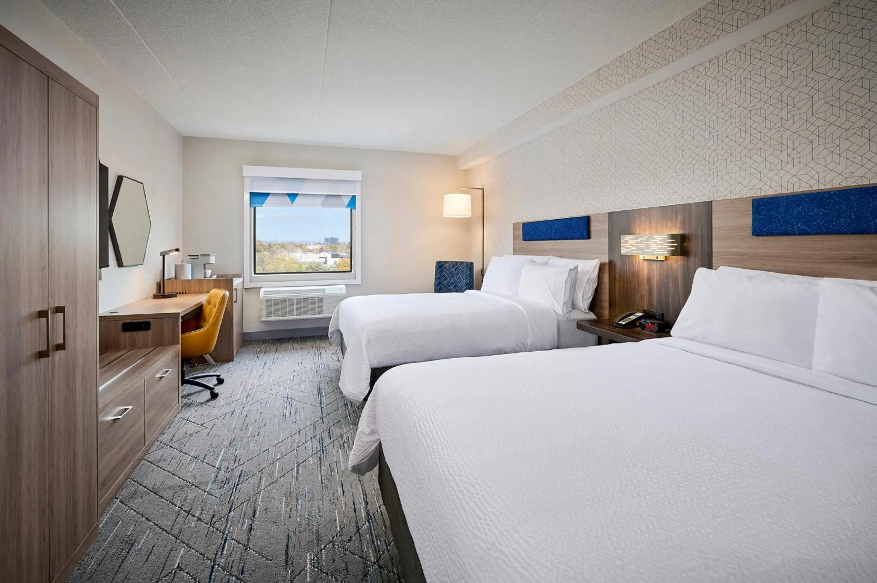 Photo of the whole room, Bed in Holiday Inn Express Hamilton - Upper James by IHG