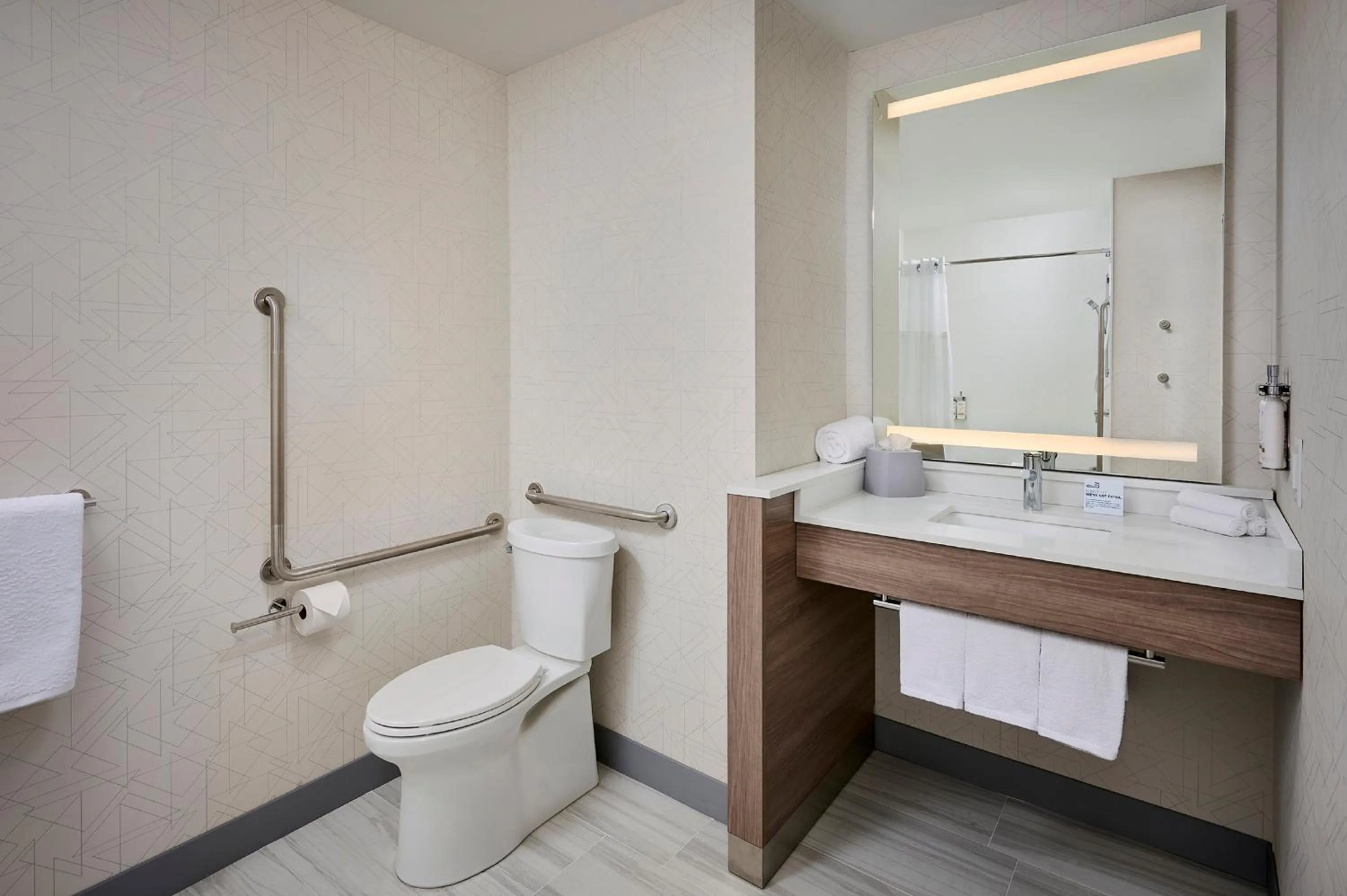 Photo of the whole room in Holiday Inn Express Hamilton - Upper James by IHG