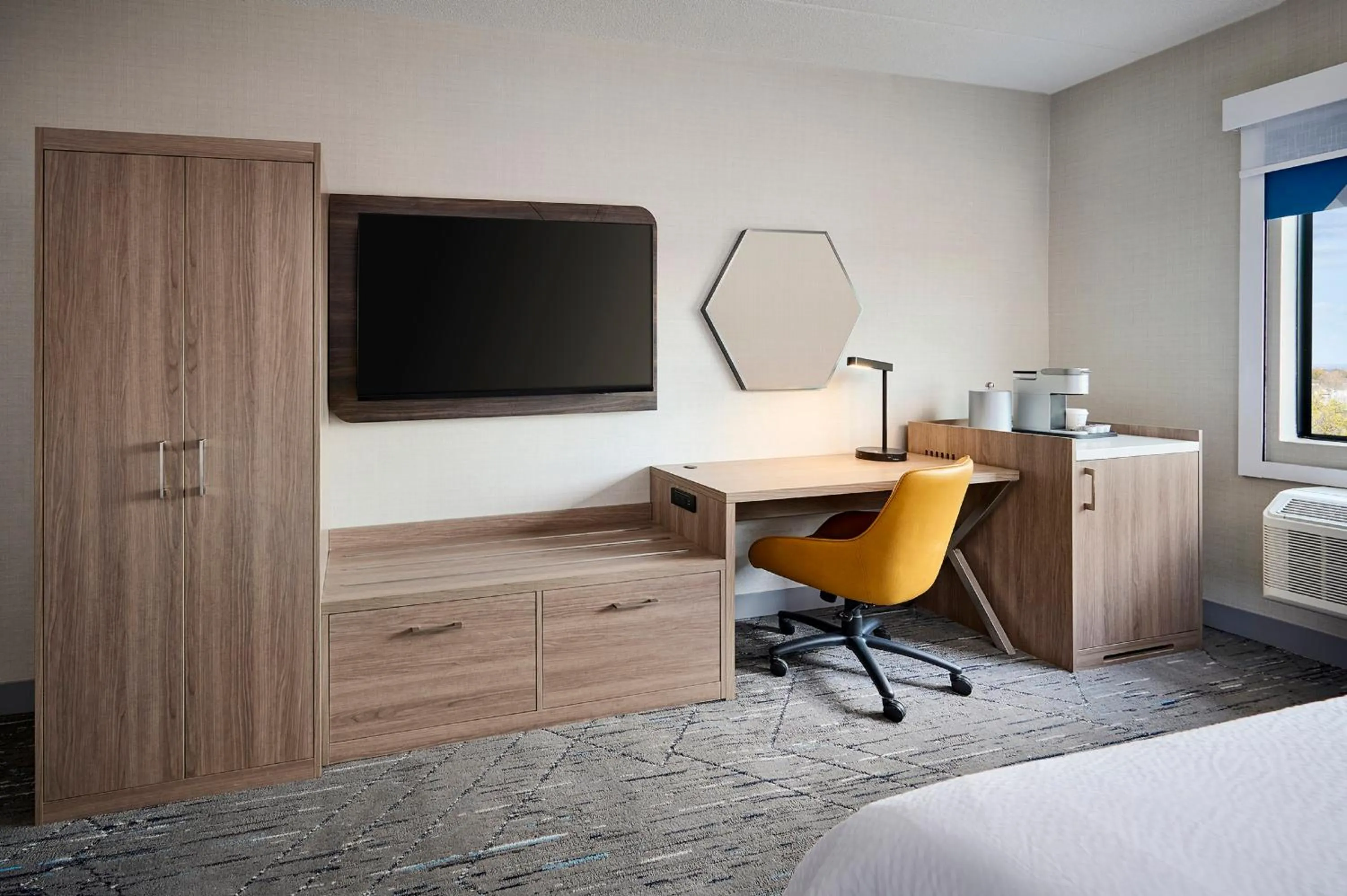 Photo of the whole room, Bed in Holiday Inn Express Hamilton - Upper James by IHG