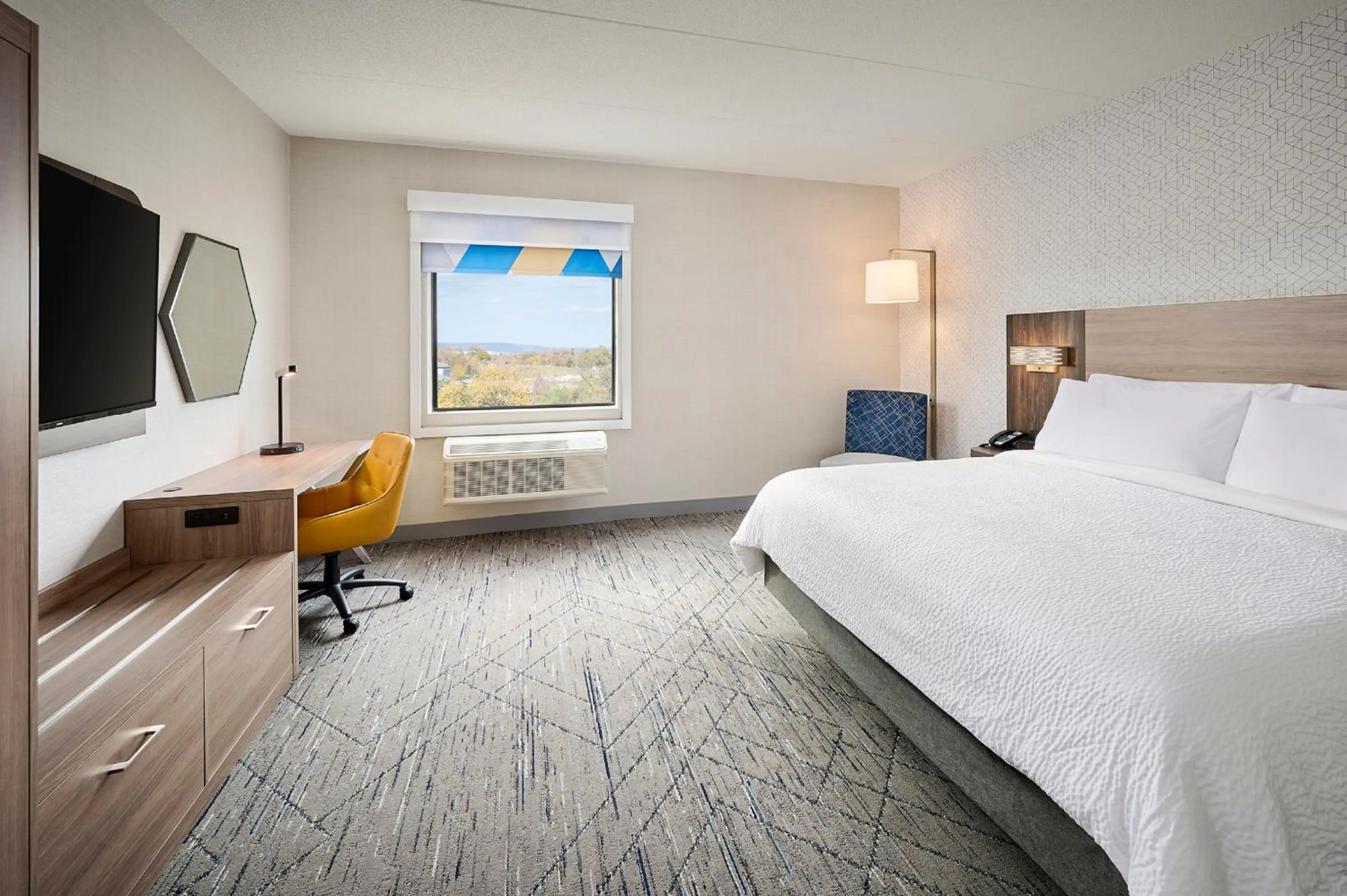 Photo of the whole room, Bed in Holiday Inn Express Hamilton - Upper James by IHG
