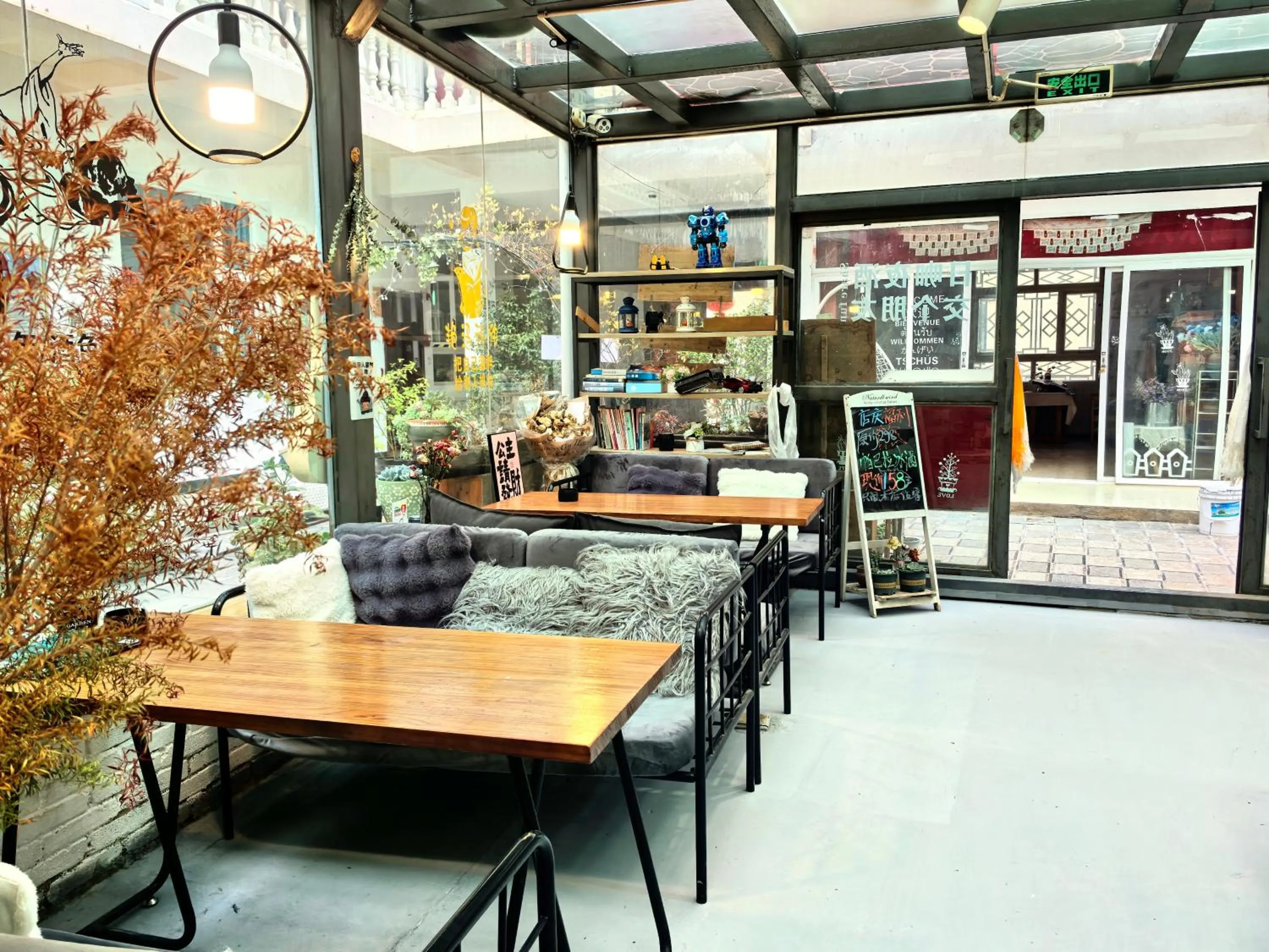 Communal lounge/ TV room in Shangri-La Chudengshuo Homestay楚登硕民宿