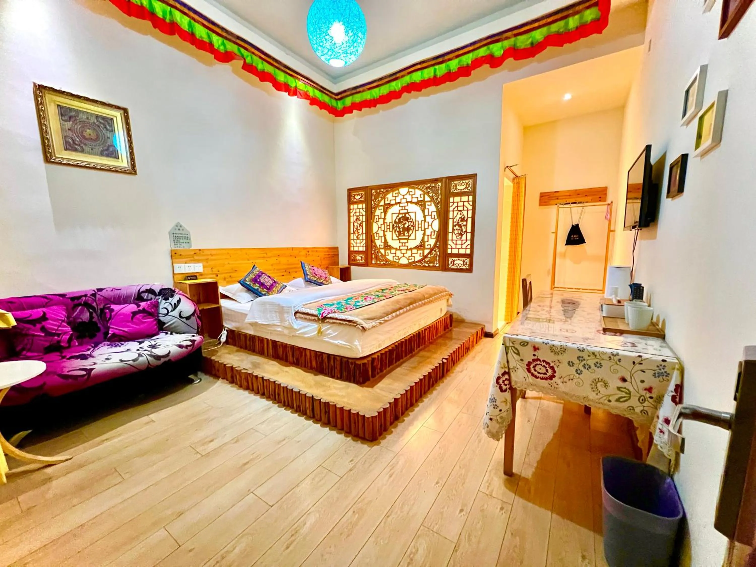 Photo of the whole room, Bed in Shangri-La Chudengshuo Homestay楚登硕民宿