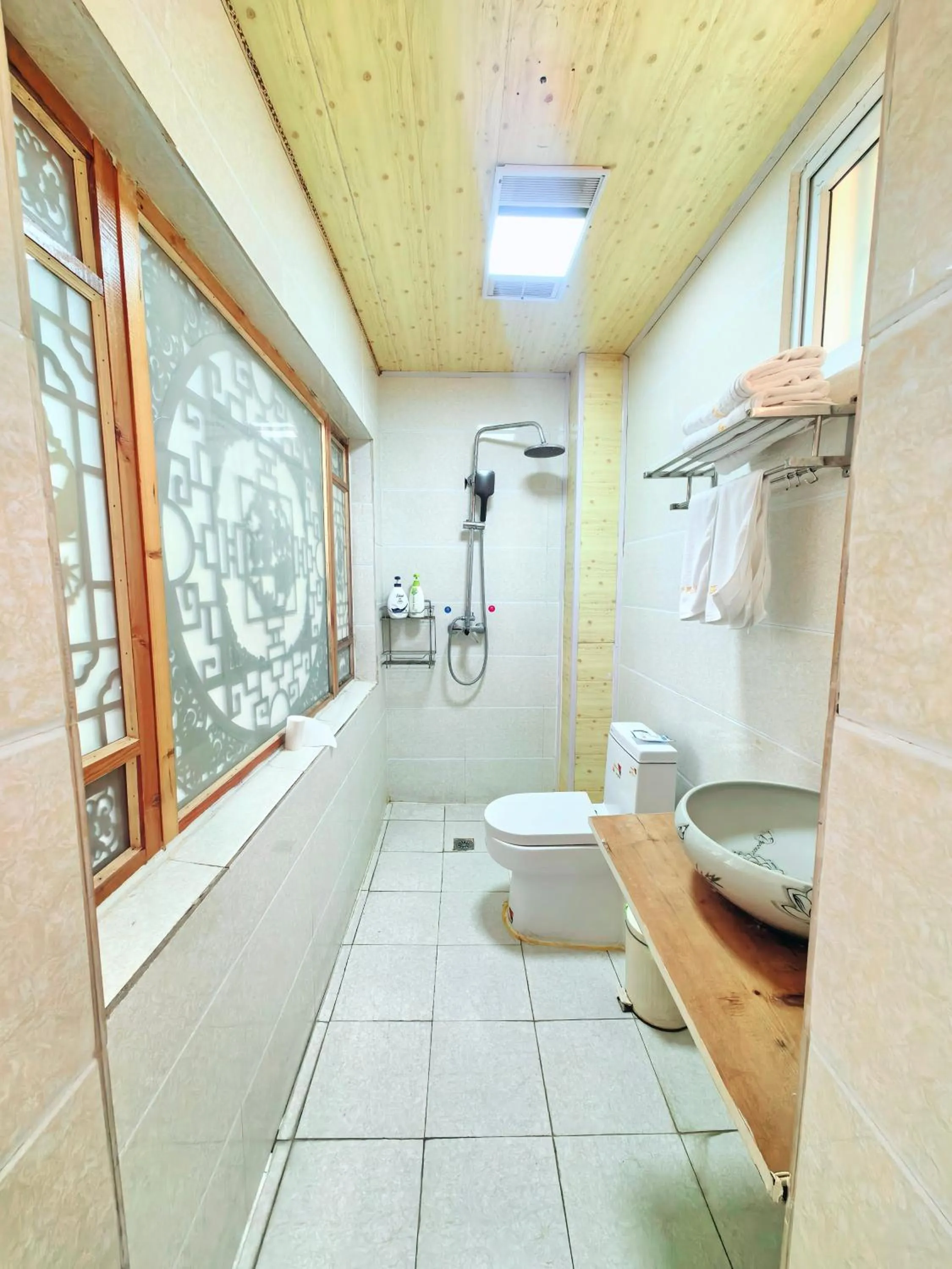 Shower in Shangri-La Chudengshuo Homestay楚登硕民宿