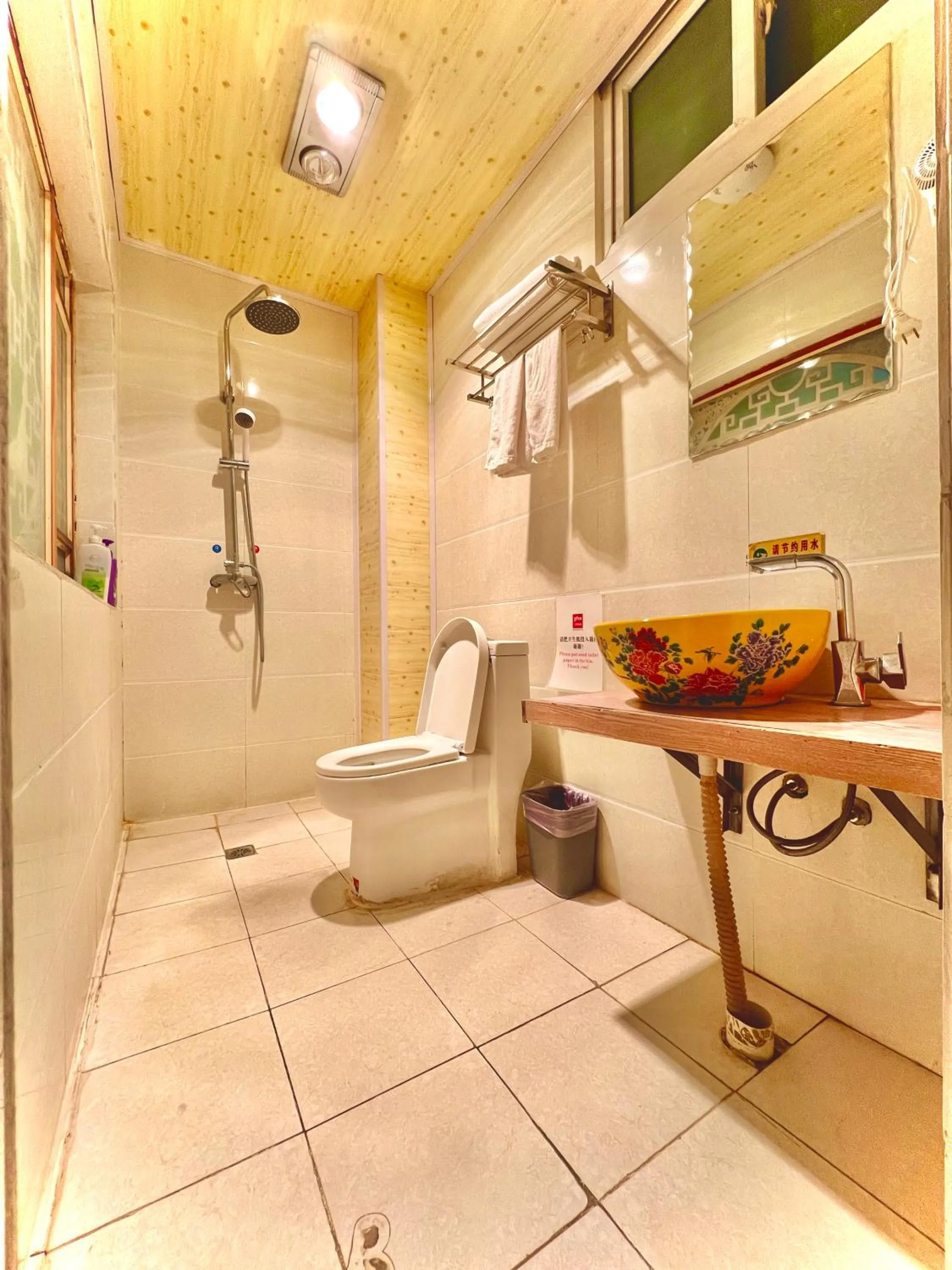 Toilet in Shangri-La Chudengshuo Homestay楚登硕民宿